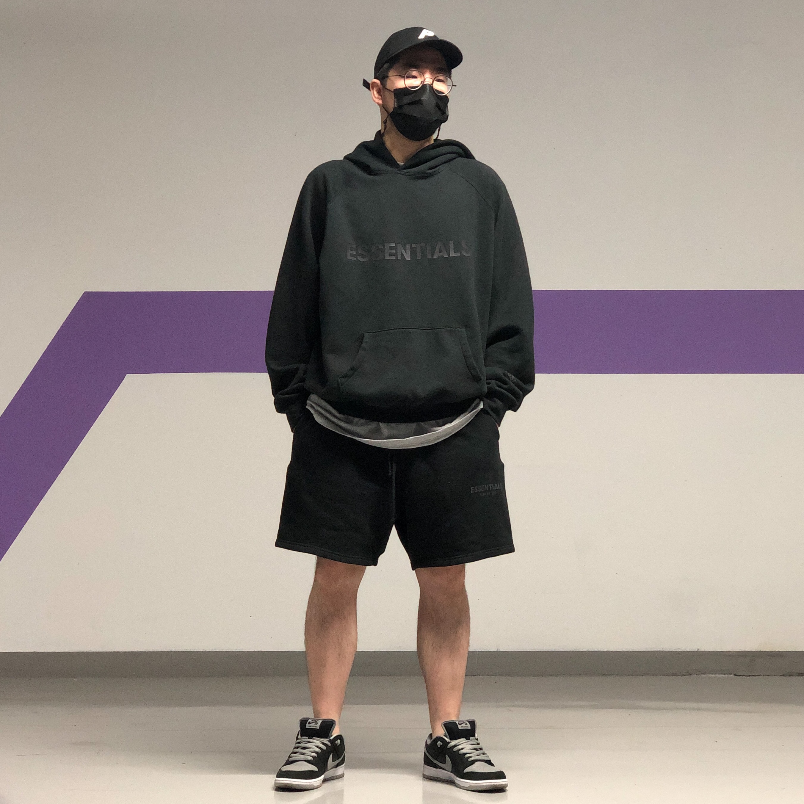 Essentials 3D Silicon Applique Pullover Hoodie Dark Slate/Black 2020, Essentials Sweatshorts Black 2020 착용 스타일