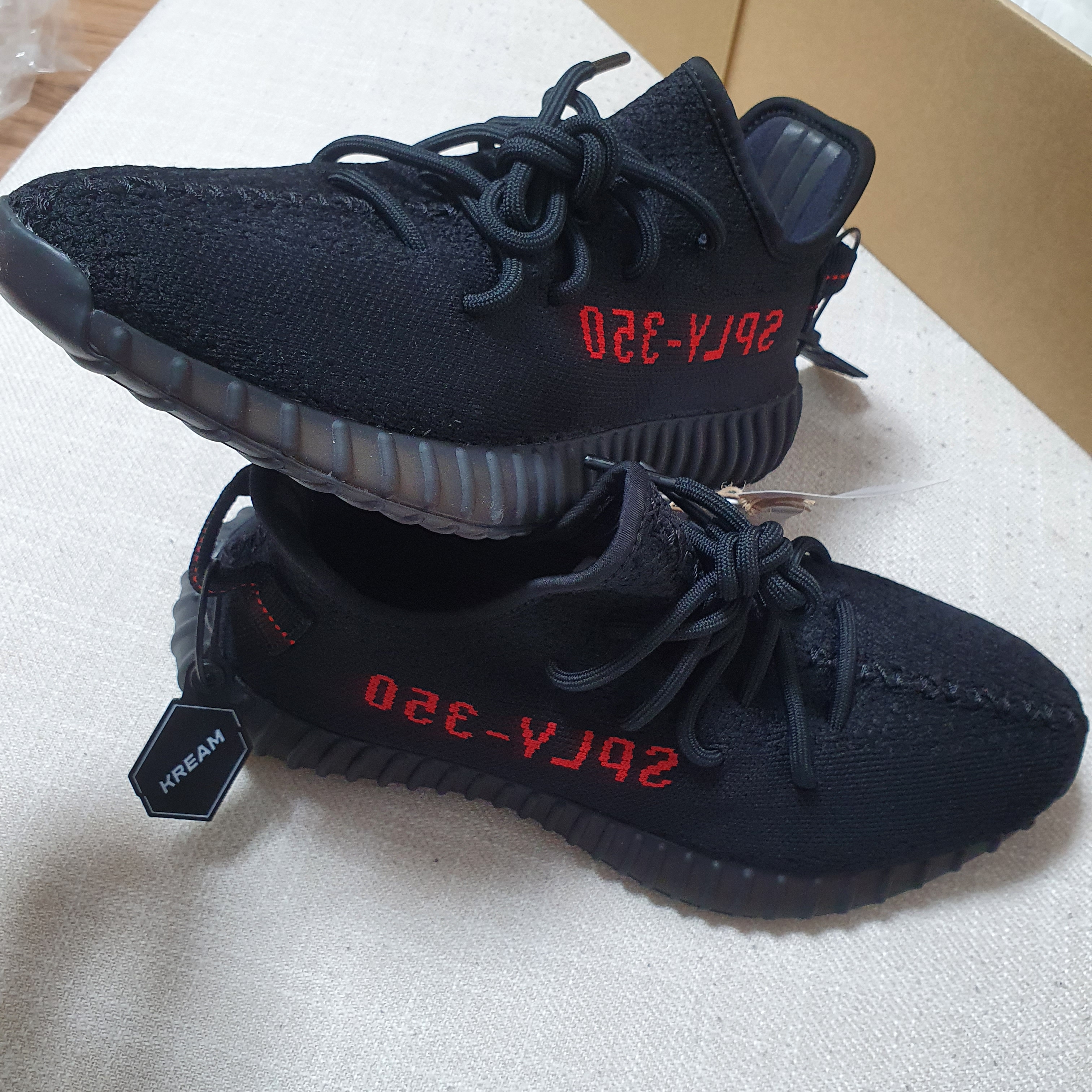 Adidas Yeezy Boost 350 V2 Black Red 2020 착용 스타일