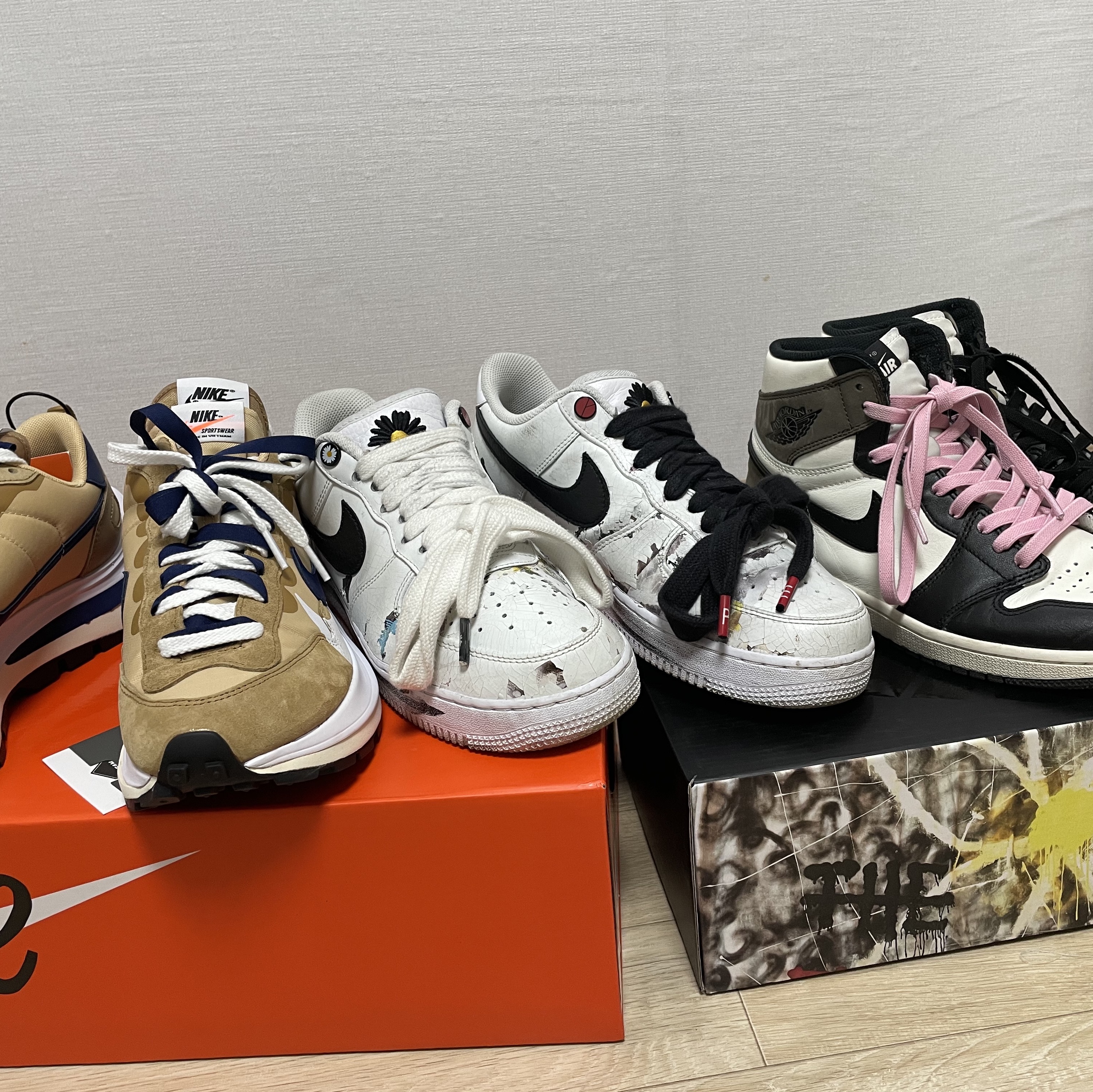 Nike x Sacai VaporWaffle Sesame and Blue Void, Nike x Peaceminusone Air Force 1 Low Para-Noise 2.0 착용 스타일