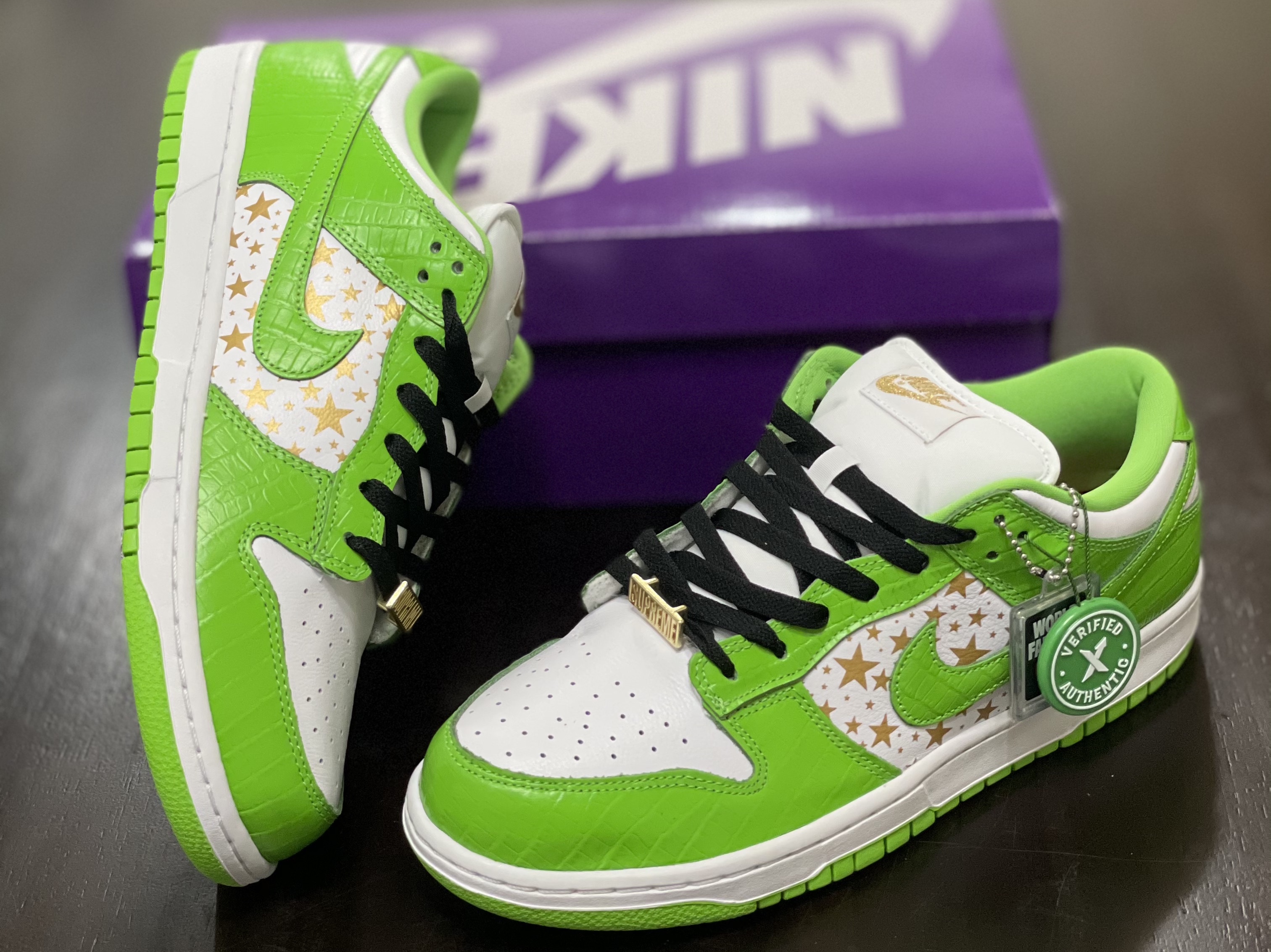 Nike x Supreme SB Dunk Low Mean Green 착용 스타일 - 3