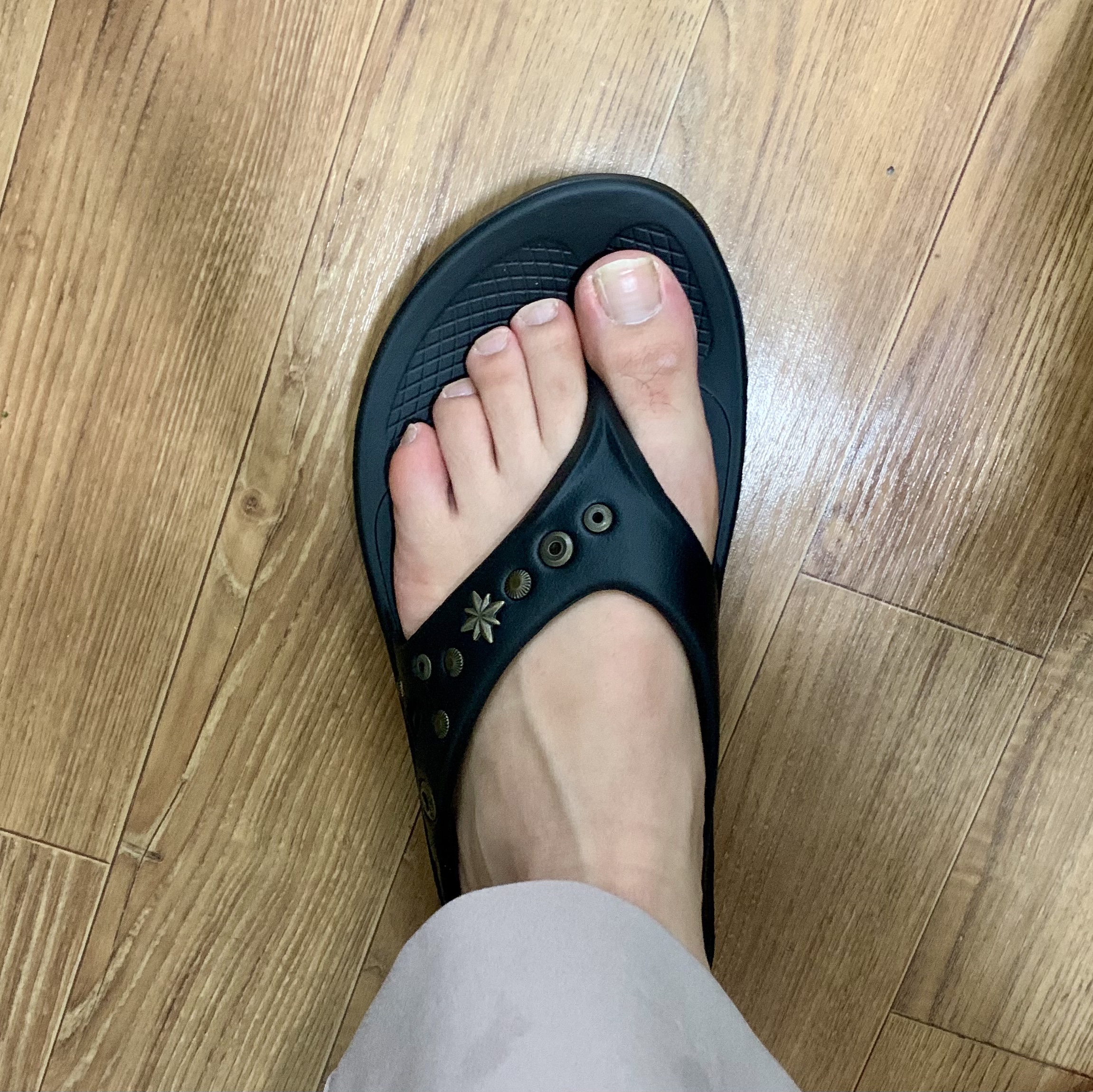 Oofos x Andersson Bell OOriginal Flip Flop Black 착용 스타일 - 4