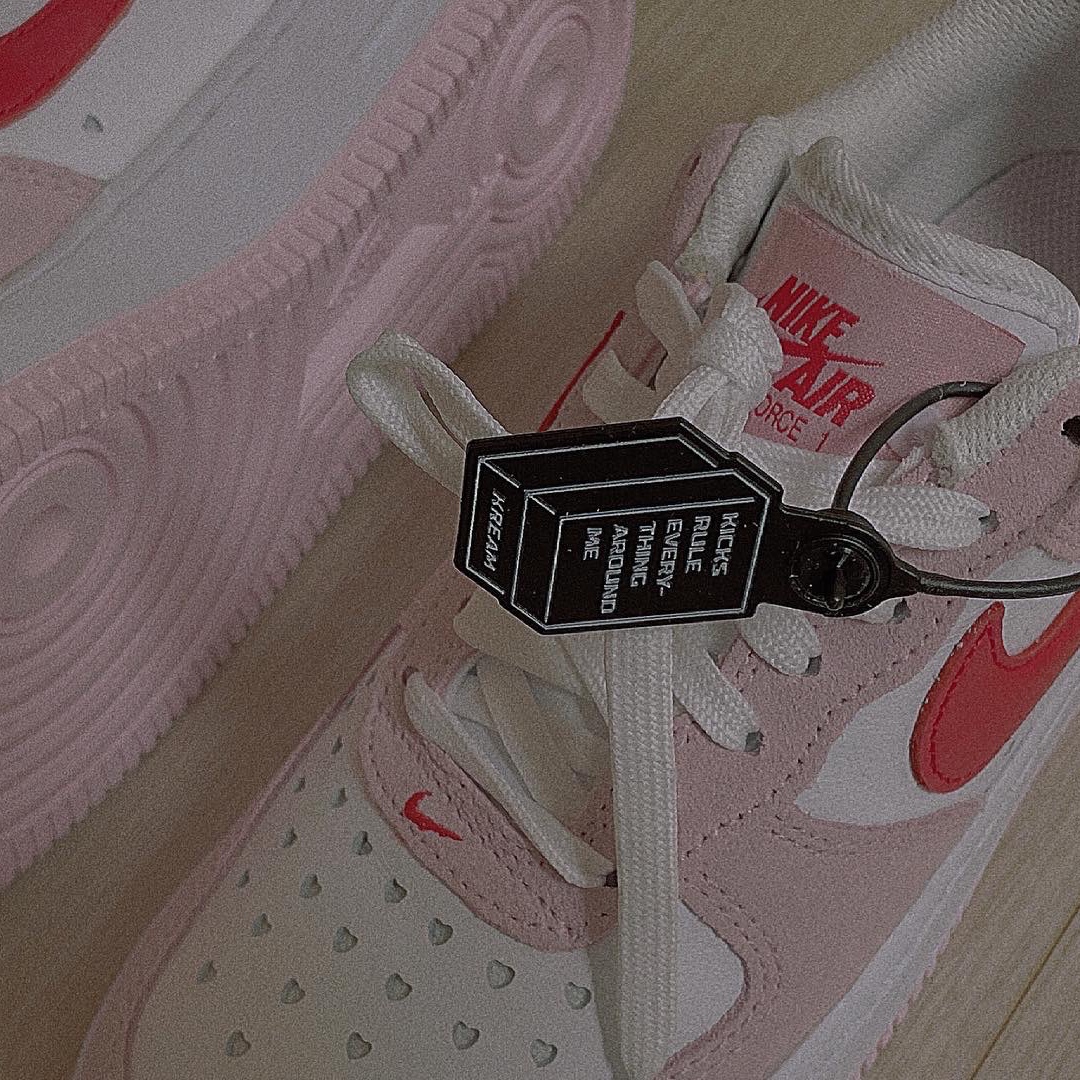 Nike Air Force 1 '07 QS Valentine's Day 착용 스타일 - 2