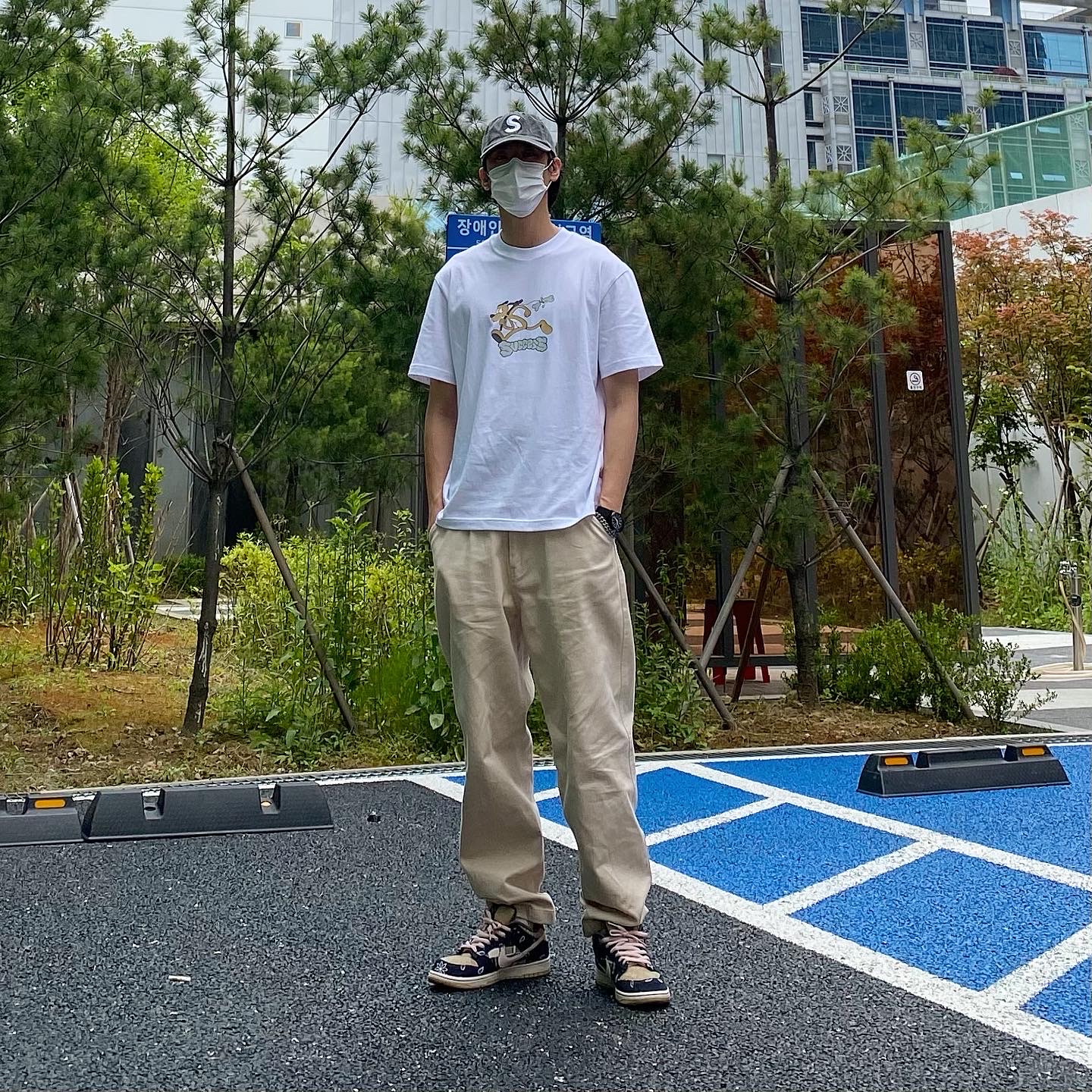 Nike x Travis Scott SB Dunk Low, Supreme Pigment Print S Logo 6-Panel Black - 20SS 착용 스타일 - 1