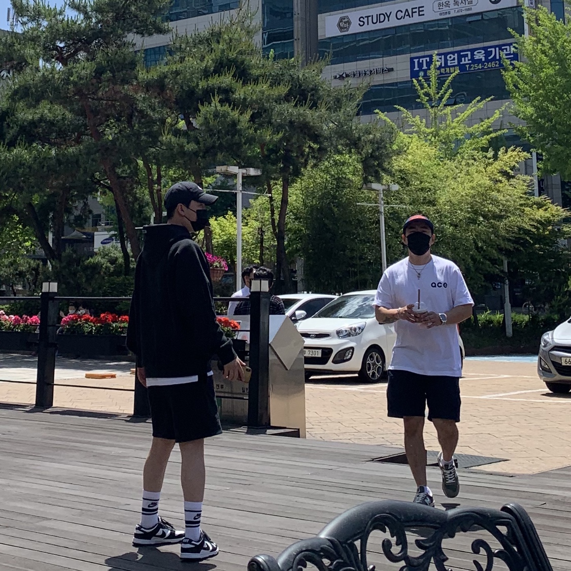 Nike Dunk Low Retro Black, Essentials Sweatshorts Black 2020 착용 스타일 - 2