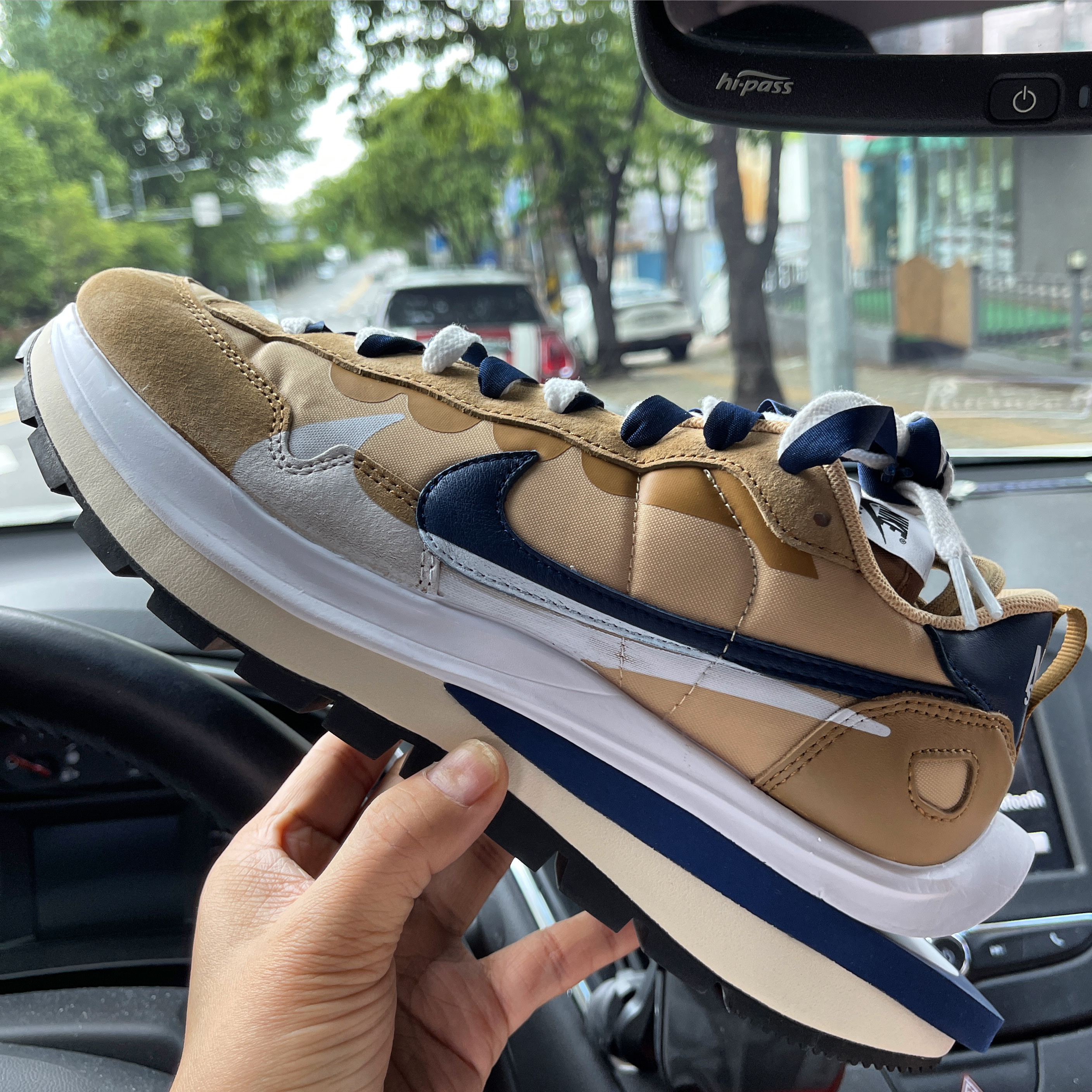 Nike x Sacai VaporWaffle Sesame and Blue Void 착용 스타일