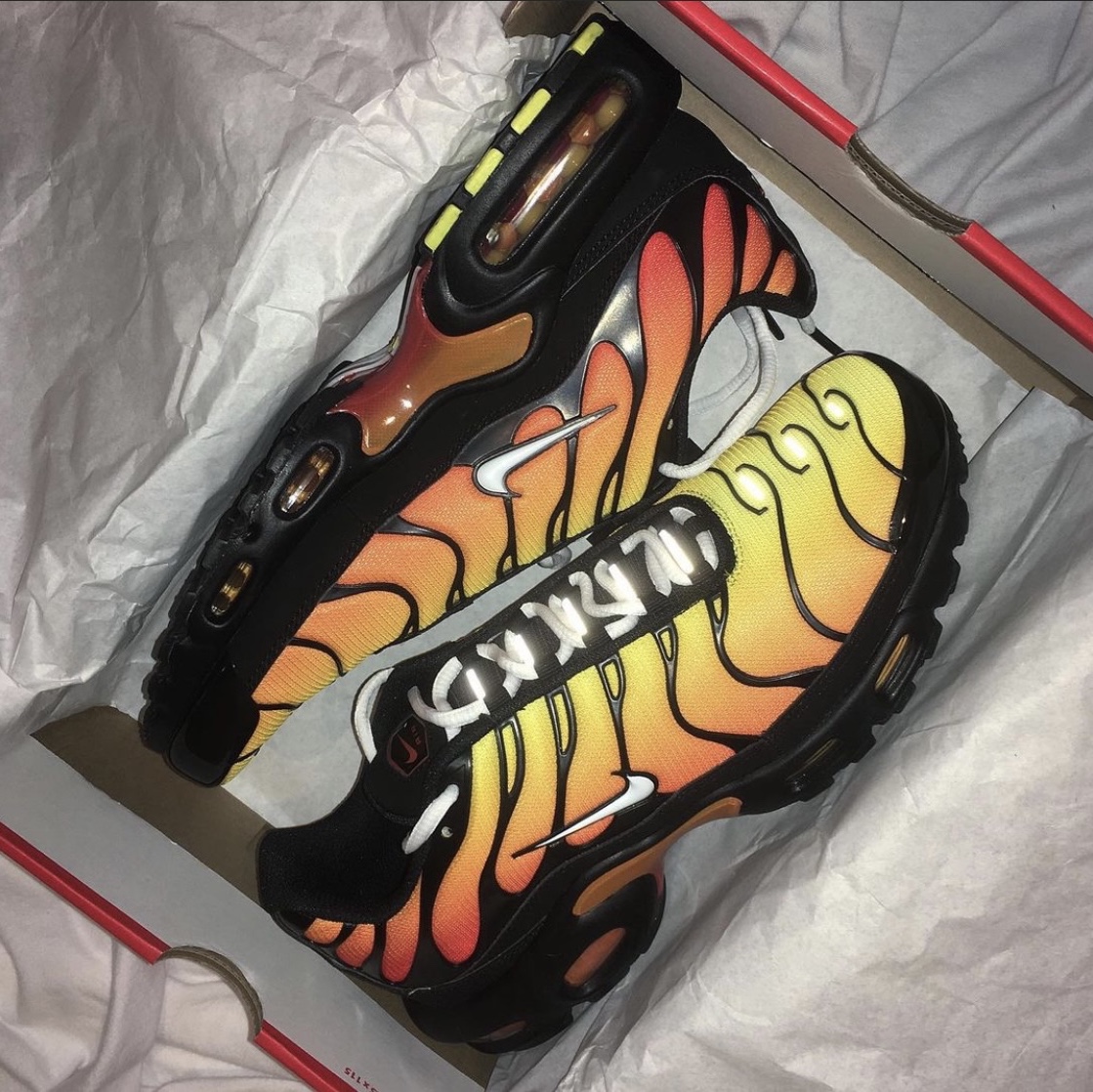 Nike Air Max Plus OG Pimento 2018, (W) Nike Air Max Plus Black Volt Solar Red 착용 스타일