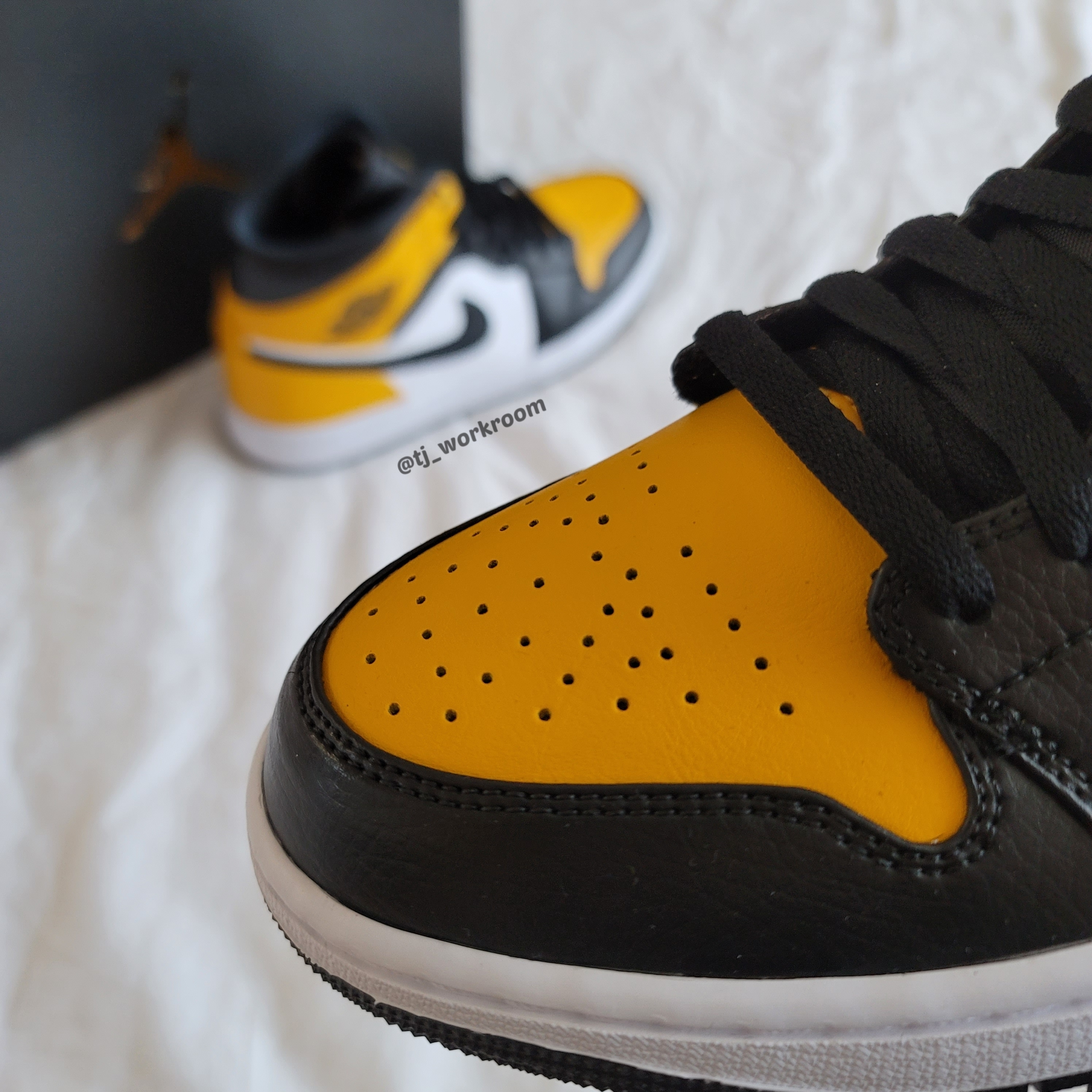 Jordan 1 Mid White University Gold 착용 스타일 - 2