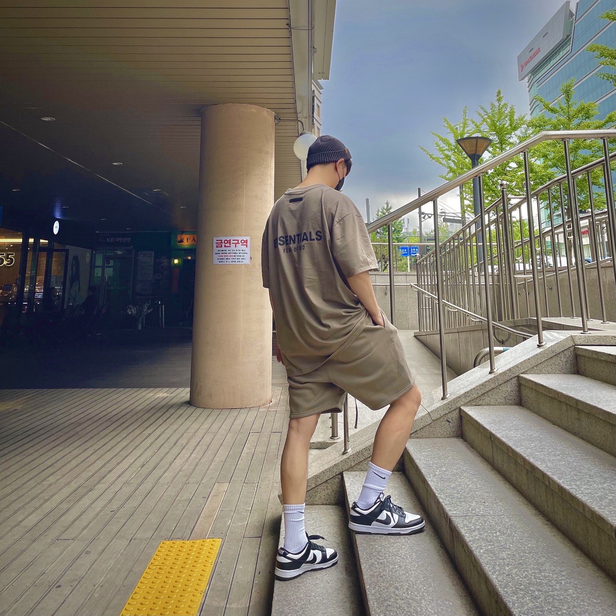 Essentials Sweatshorts Taupe - 21SS, Essentials T-Shirt Taupe - 21SS 착용 스타일