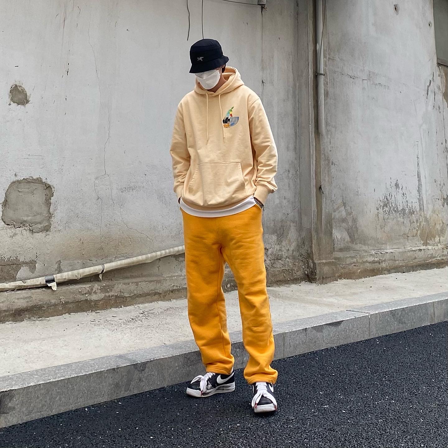 Palace Mix Up Hood Yellow - 21SS, Palace x Arc'teryx Sinsolo Hat Black - 20FW 착용 스타일 - 1