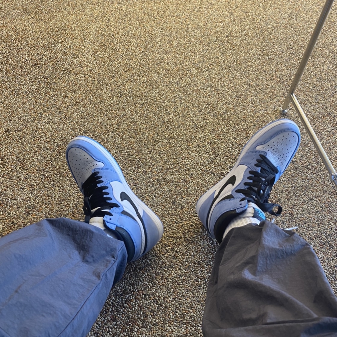Nike x Stussy Beach Pants Off Noir, Jordan 1 Retro High OG University Blue 착용 스타일 - 1