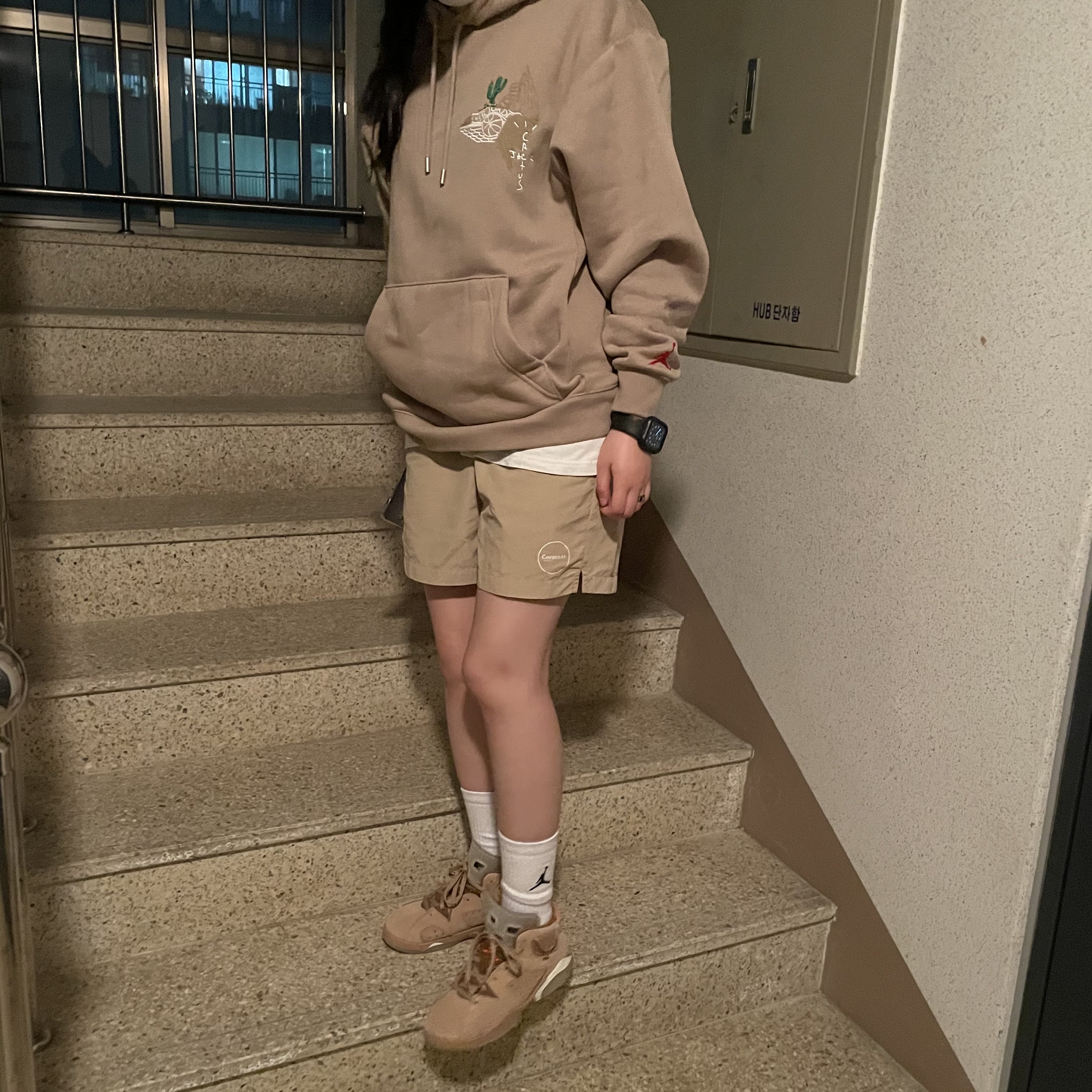 Jordan 6 x Travis Scott Retro SP British Khaki, Jordan x Travis Scott Pullover Hoodie - Asia 착용 스타일 - 1