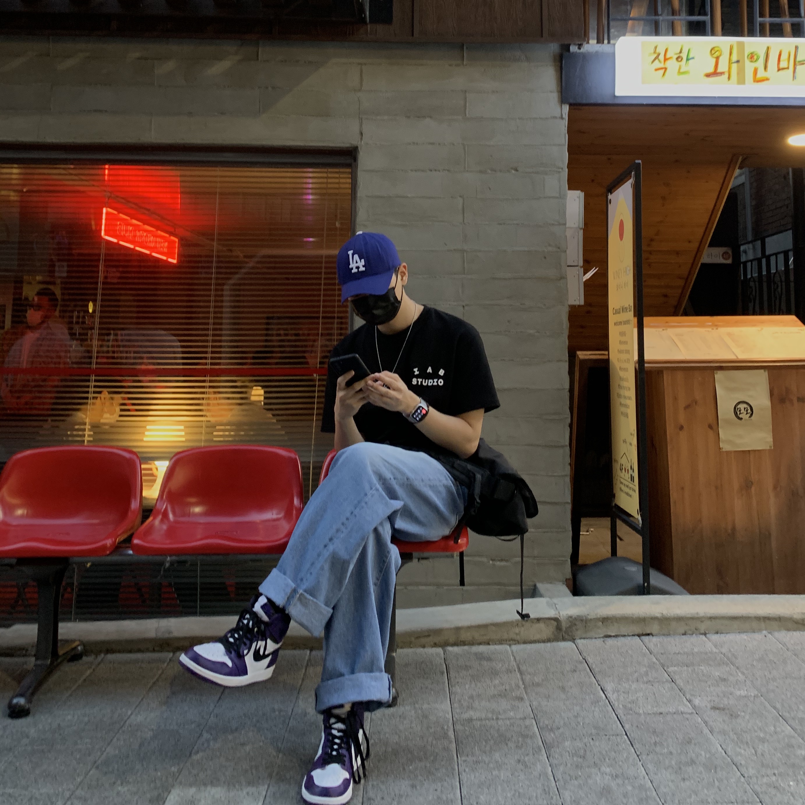 IAB Studio T-Shirt Black, Jordan 1 Retro High OG Court Purple 2020 착용 스타일