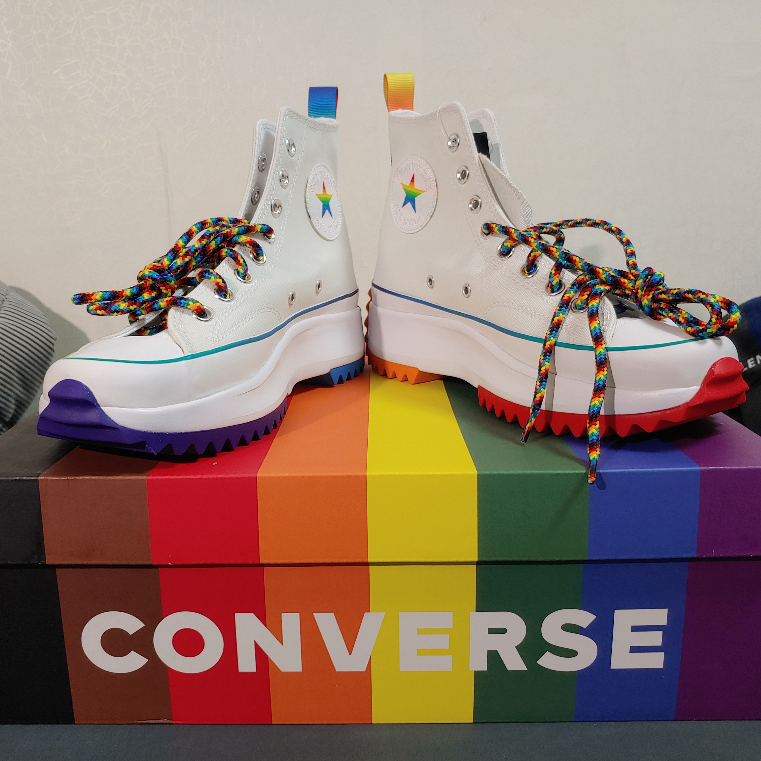 Converse Run Star Hike Hi Pride 착용 스타일 - 1