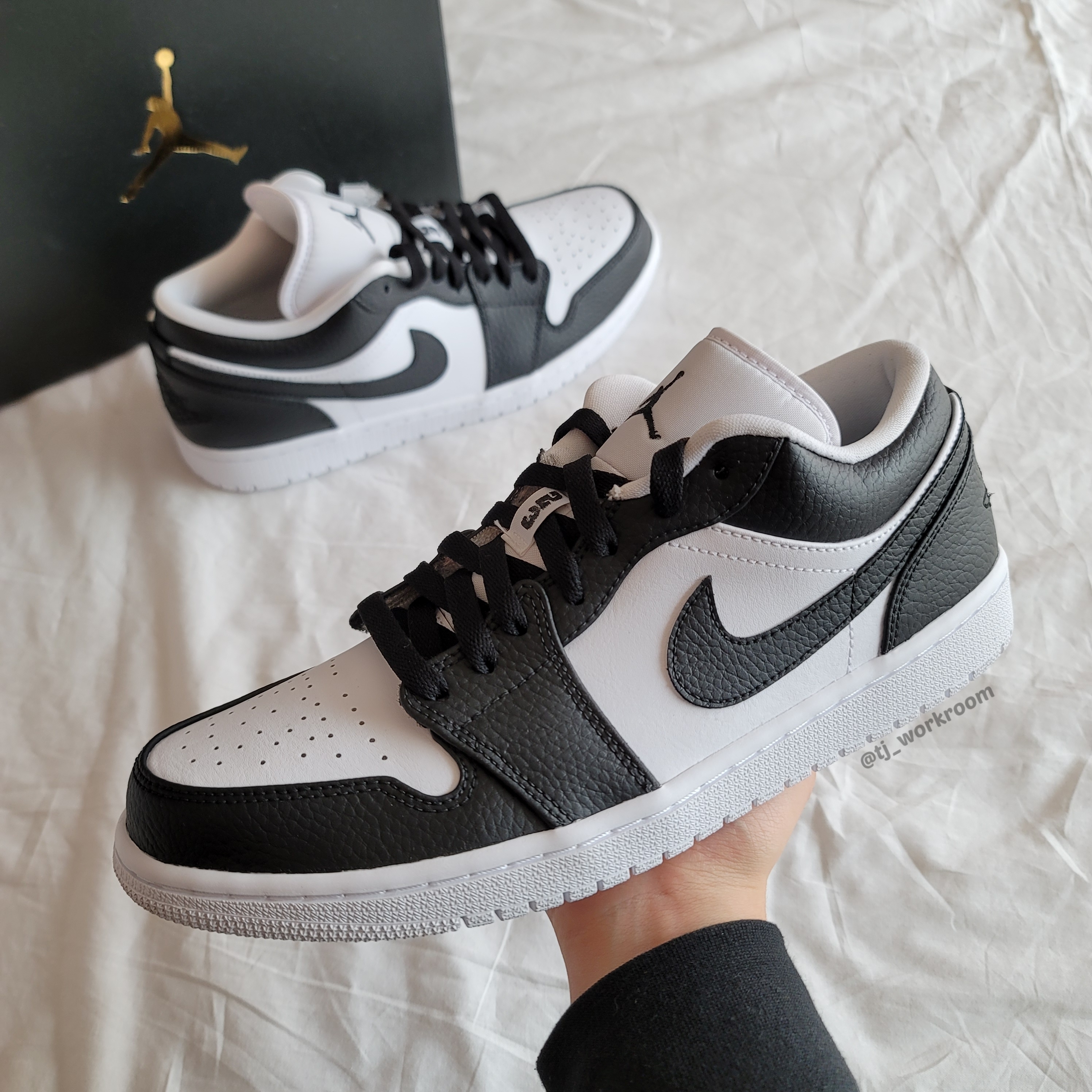 Jordan 1 Low Triple White Tumbled Leather 2020, (W) Jordan 1 Low Triple White 2020 착용 스타일 - 1