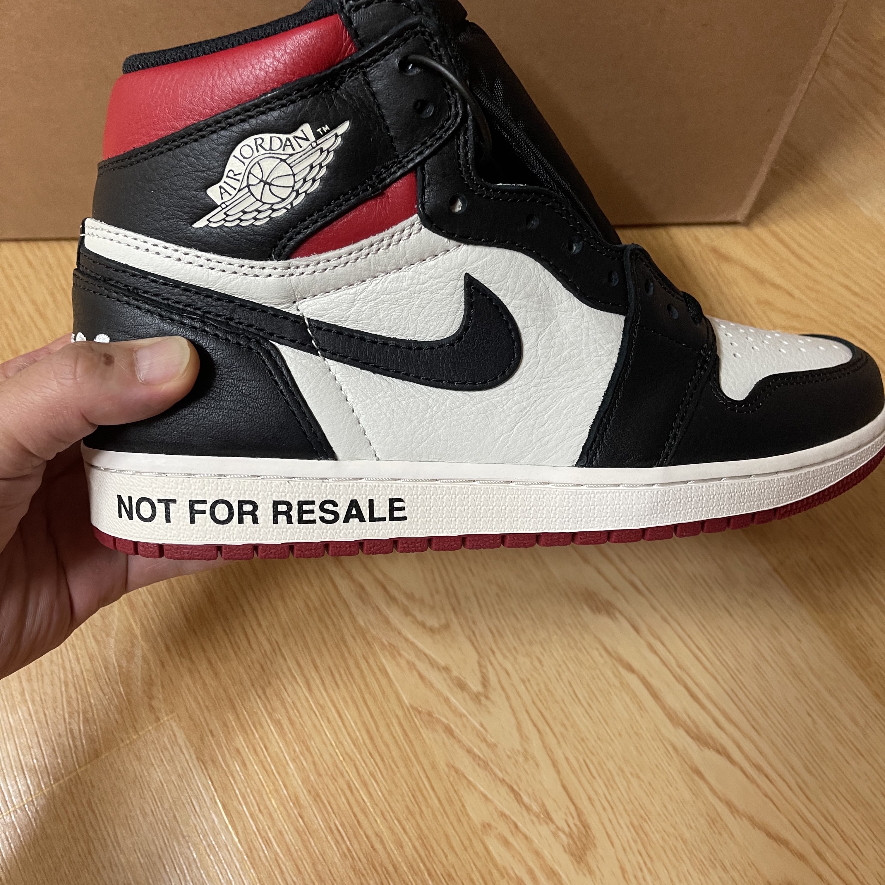 Jordan 1 Retro High Not for Resale Varsity Red 착용 스타일 - 1