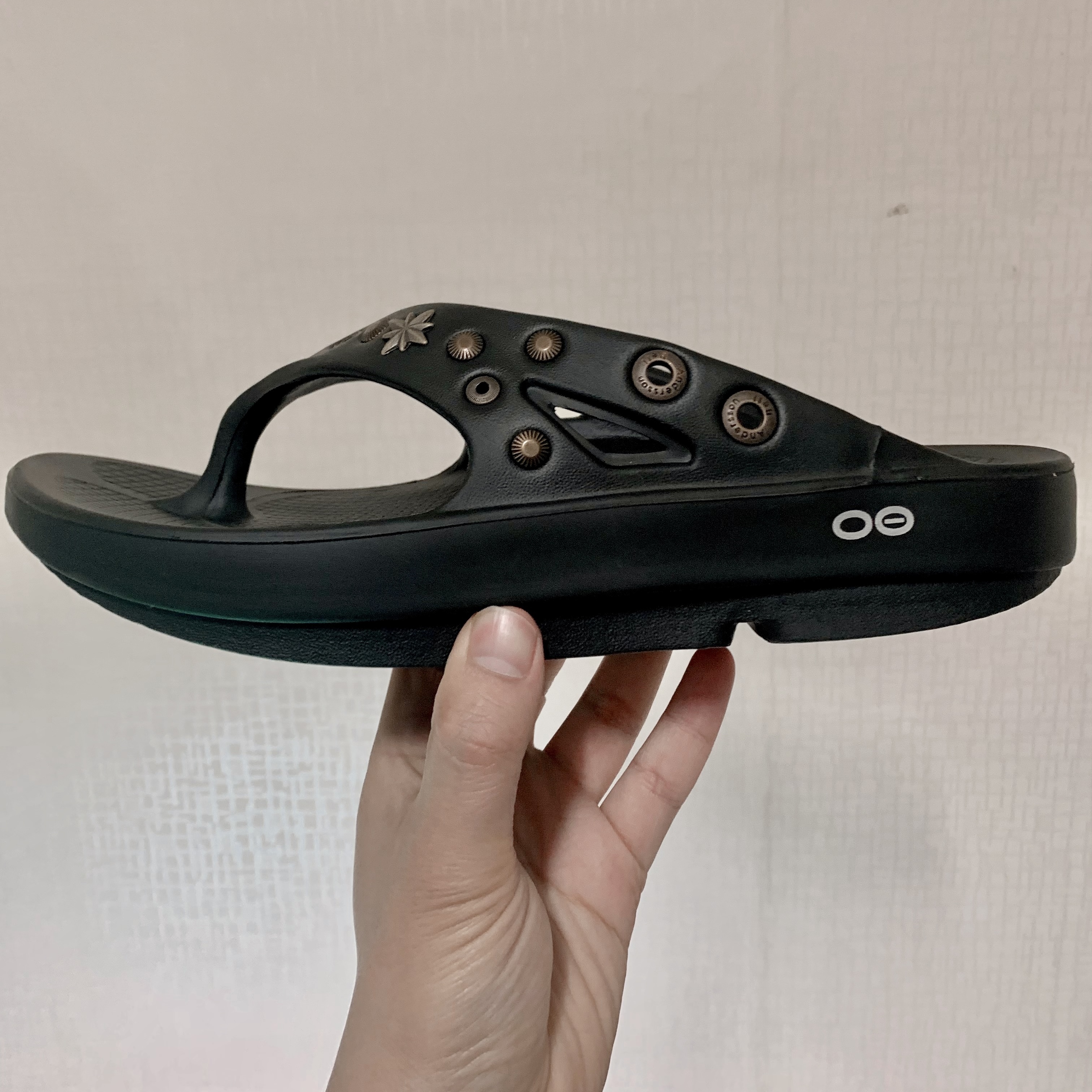 Oofos x Andersson Bell OOriginal Flip Flop Black 착용 스타일 - 3
