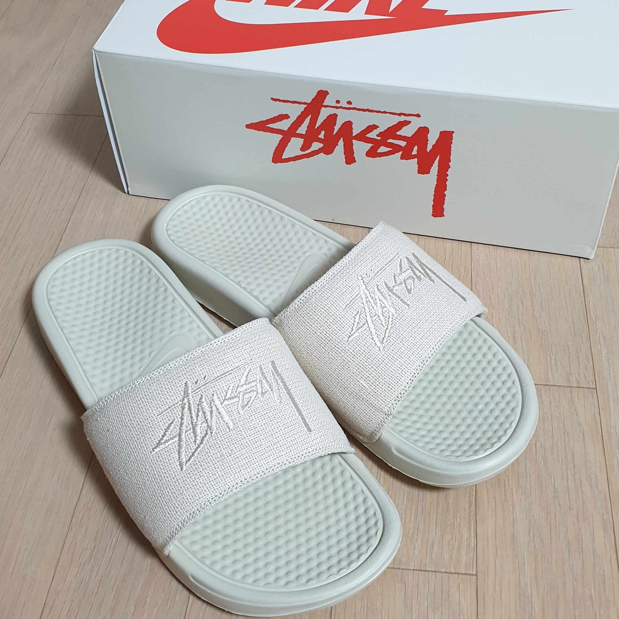 Nike x Stussy Benassi Hemp Slide Fossil Stone 착용 스타일