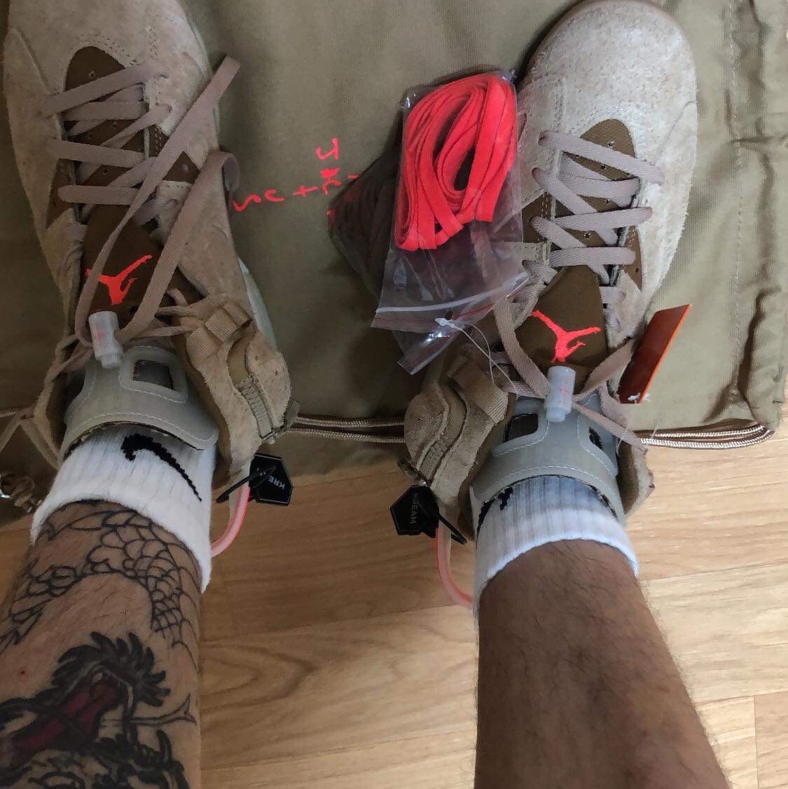 Jordan 6 x Travis Scott Retro SP British Khaki 착용 스타일