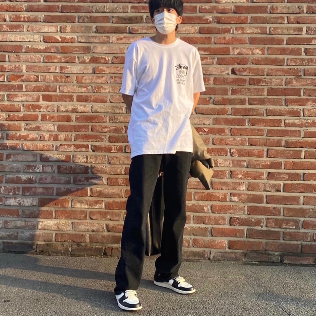 Stussy x Our Legacy Surfman T-Shirt White - 21SS, Jordan 1 Retro High OG Black Mocha 착용 스타일 - 1