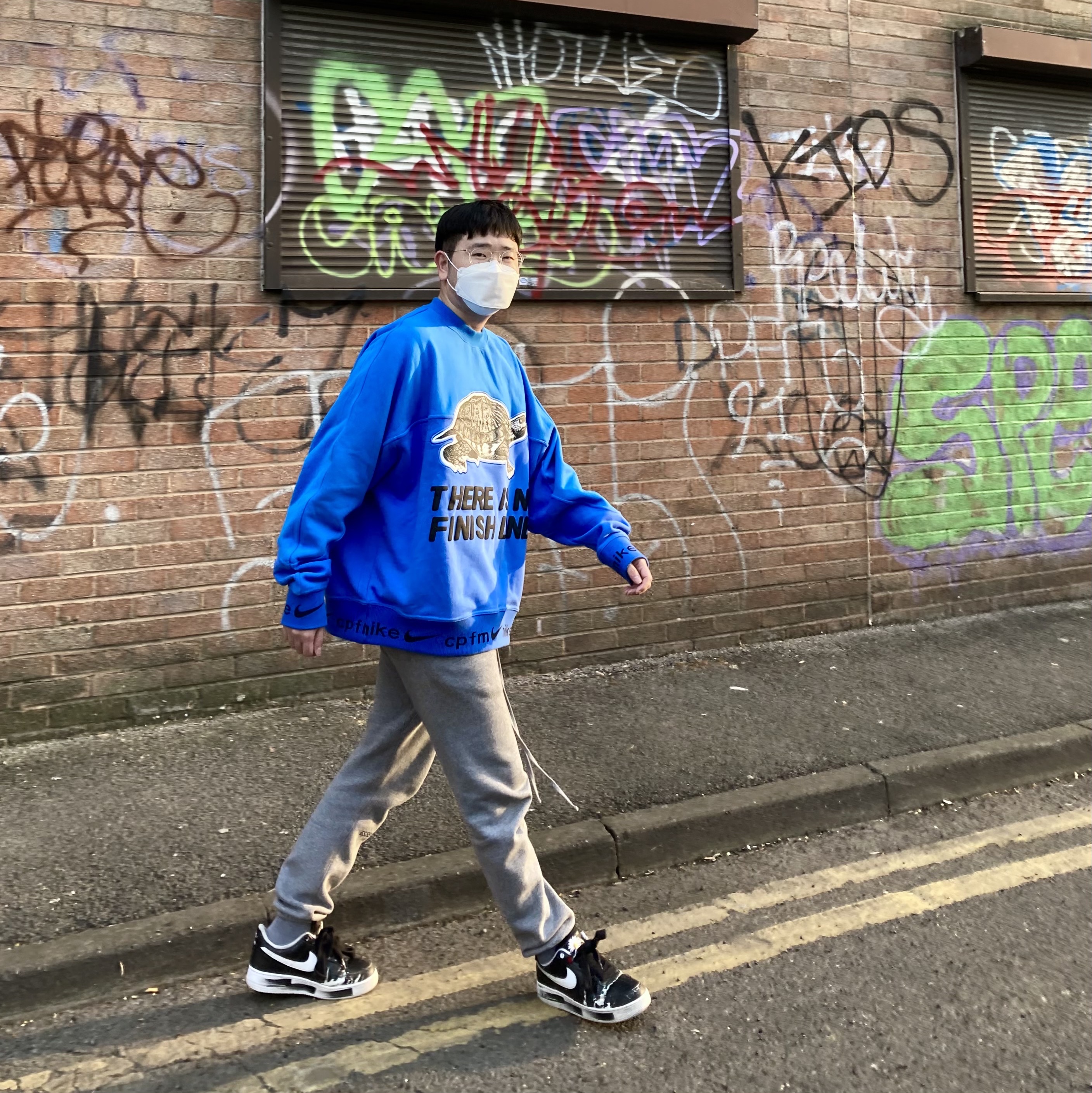 Nike x Peaceminusone Air Force 1 Low Para-Noise, Nike x Cactus Plant Flea Market Fleece Crewneck Blue 착용 스타일 - 2