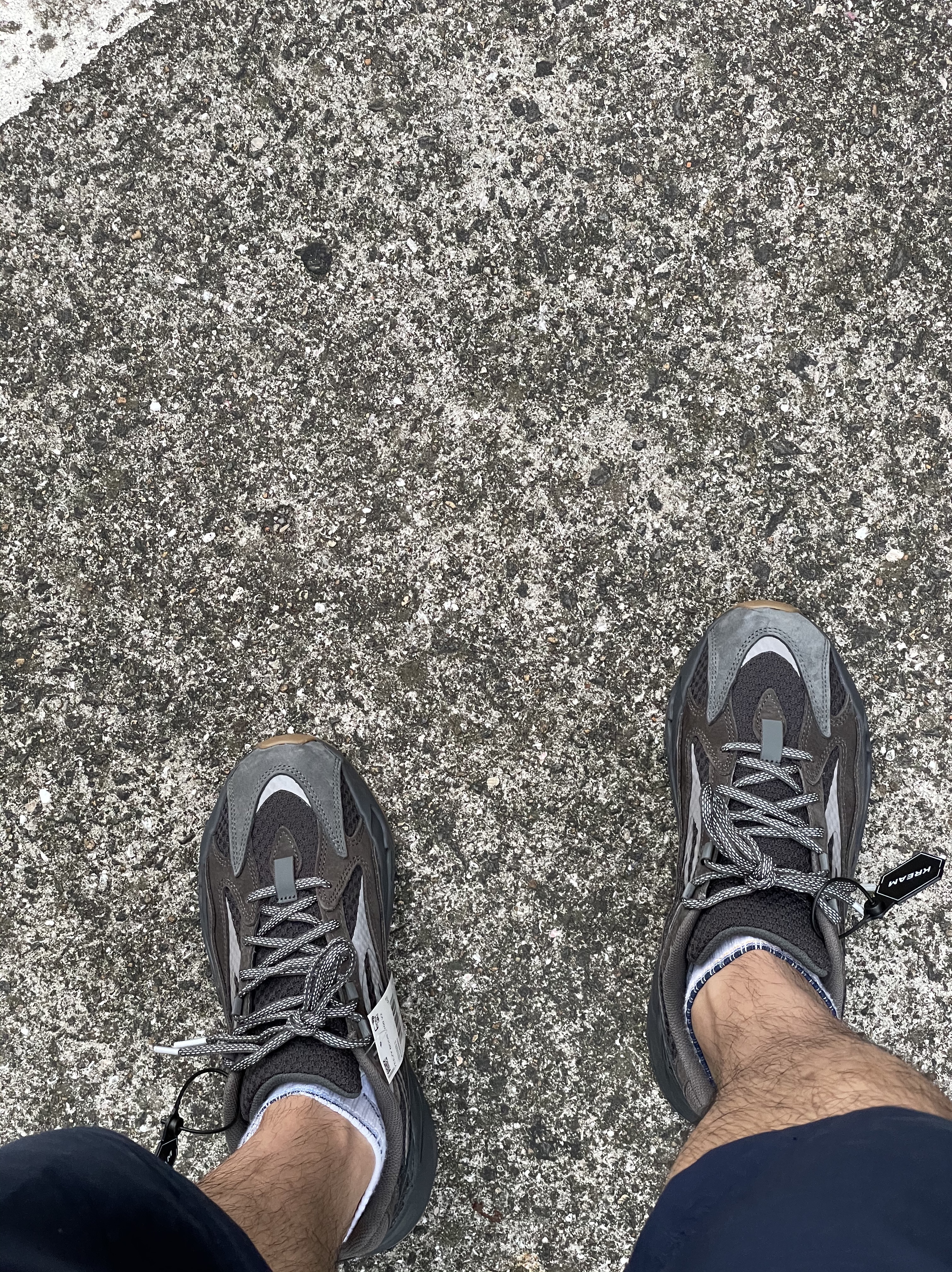 Adidas Yeezy Boost 700 V2 Geode 착용 스타일 - 5