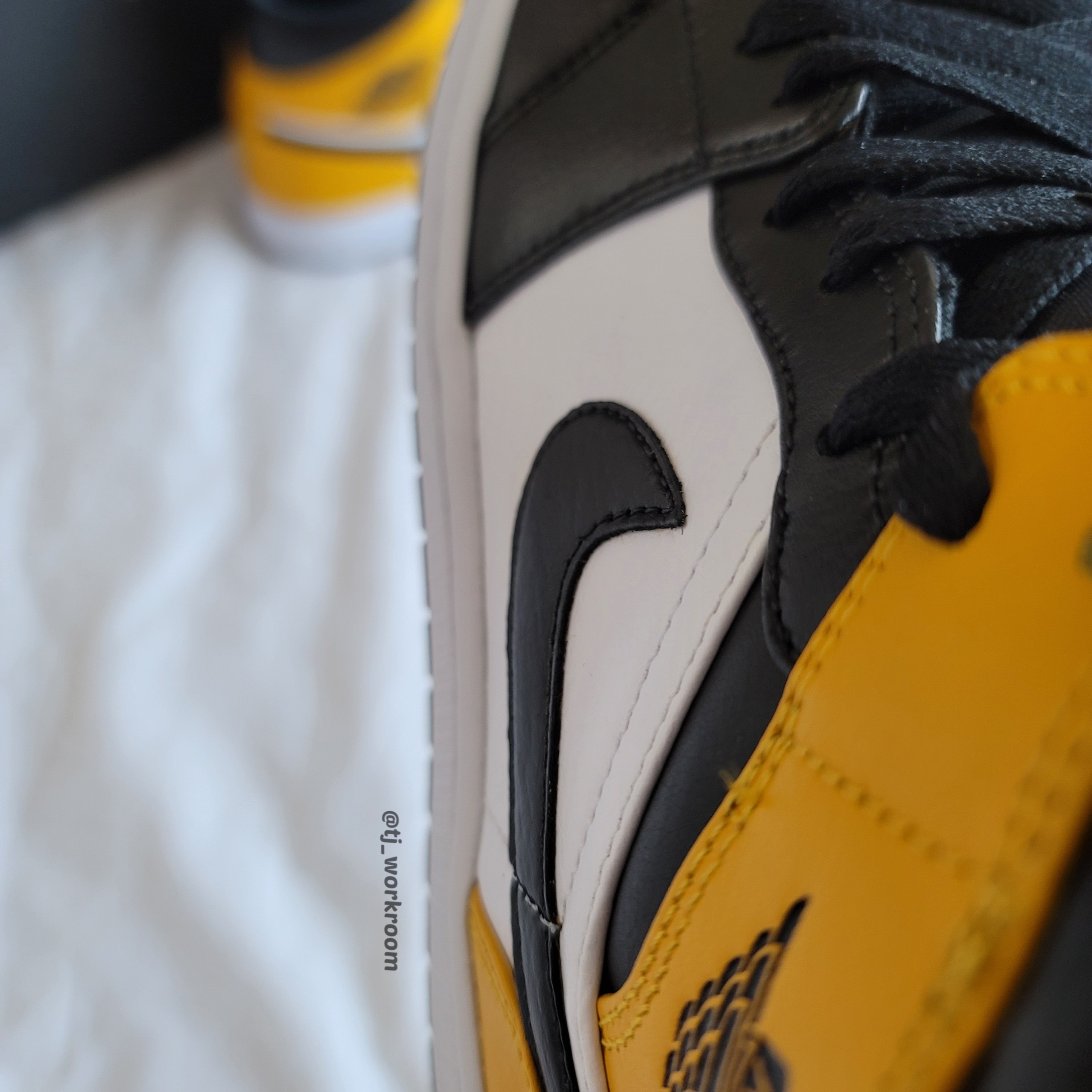 Jordan 1 Mid White University Gold 착용 스타일 - 1