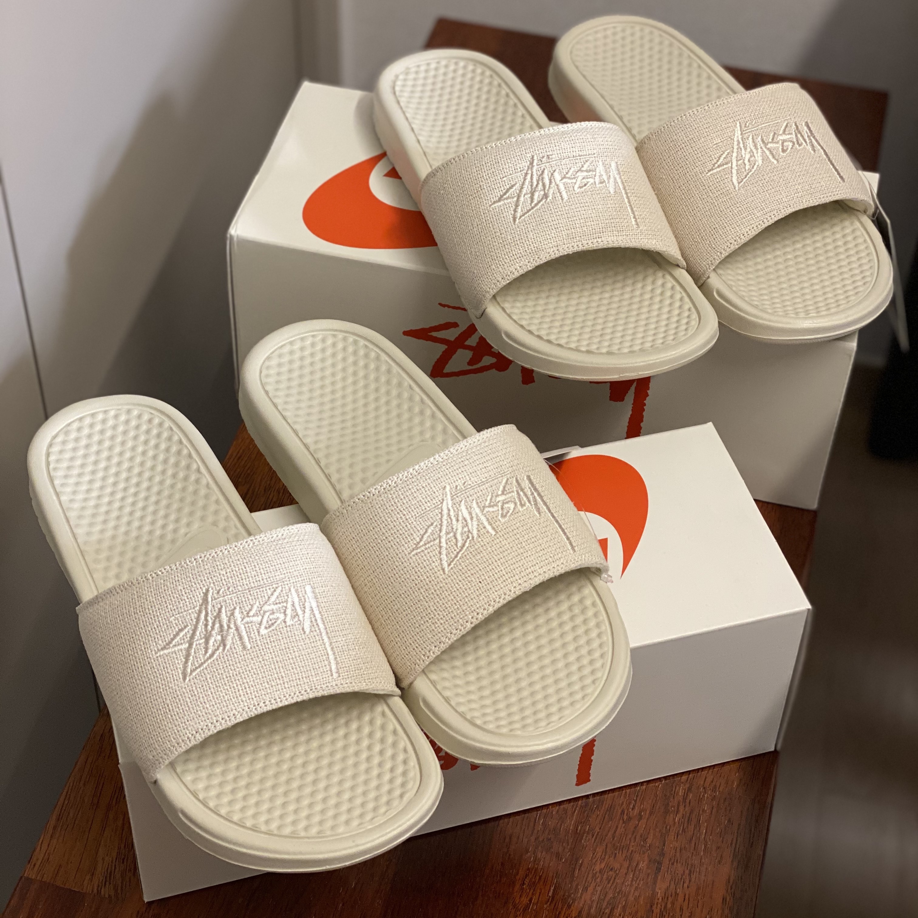 Nike x Stussy Benassi Hemp Slide Fossil Stone 착용 스타일