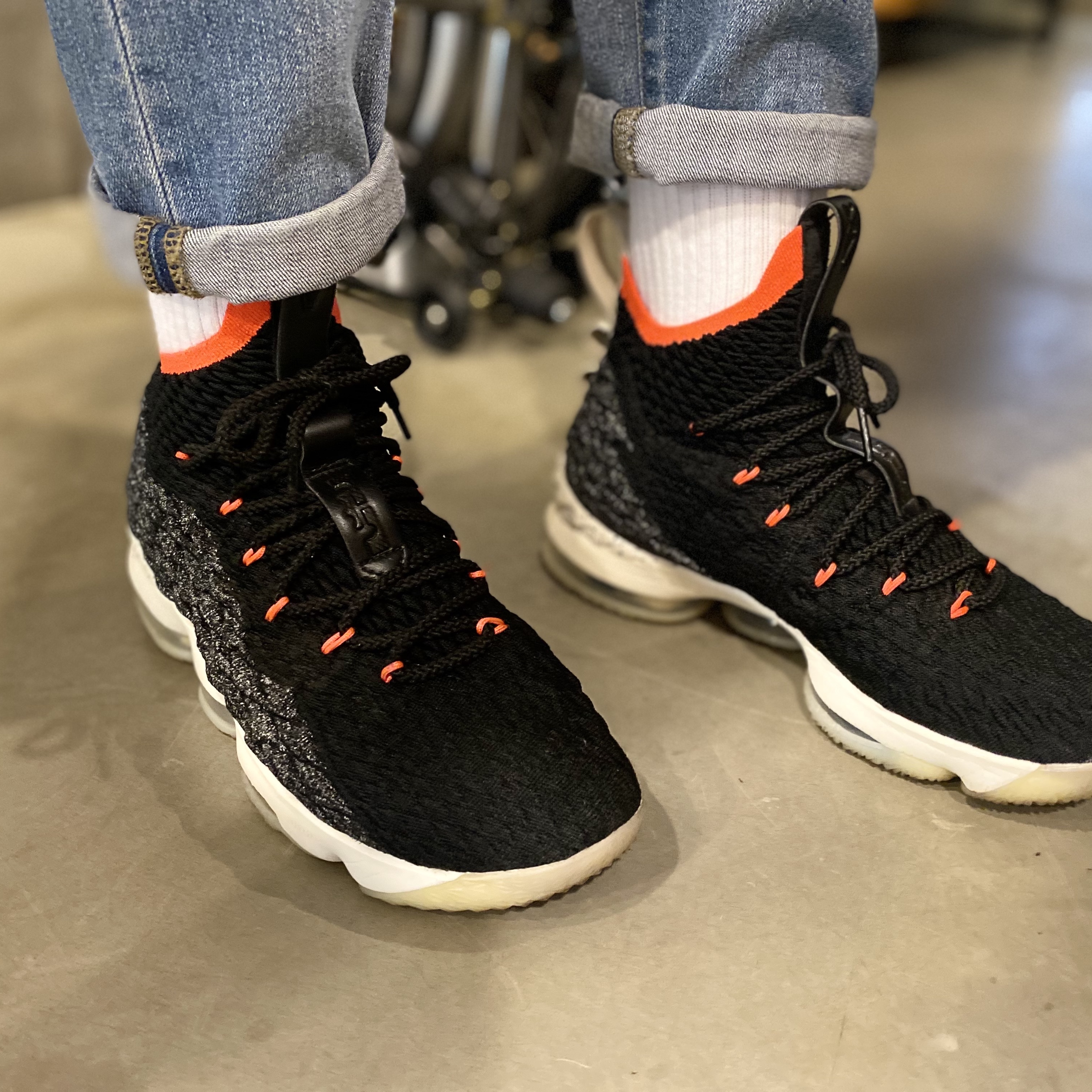 Nike LeBron 15 Black Bright Crimson 착용 스타일
