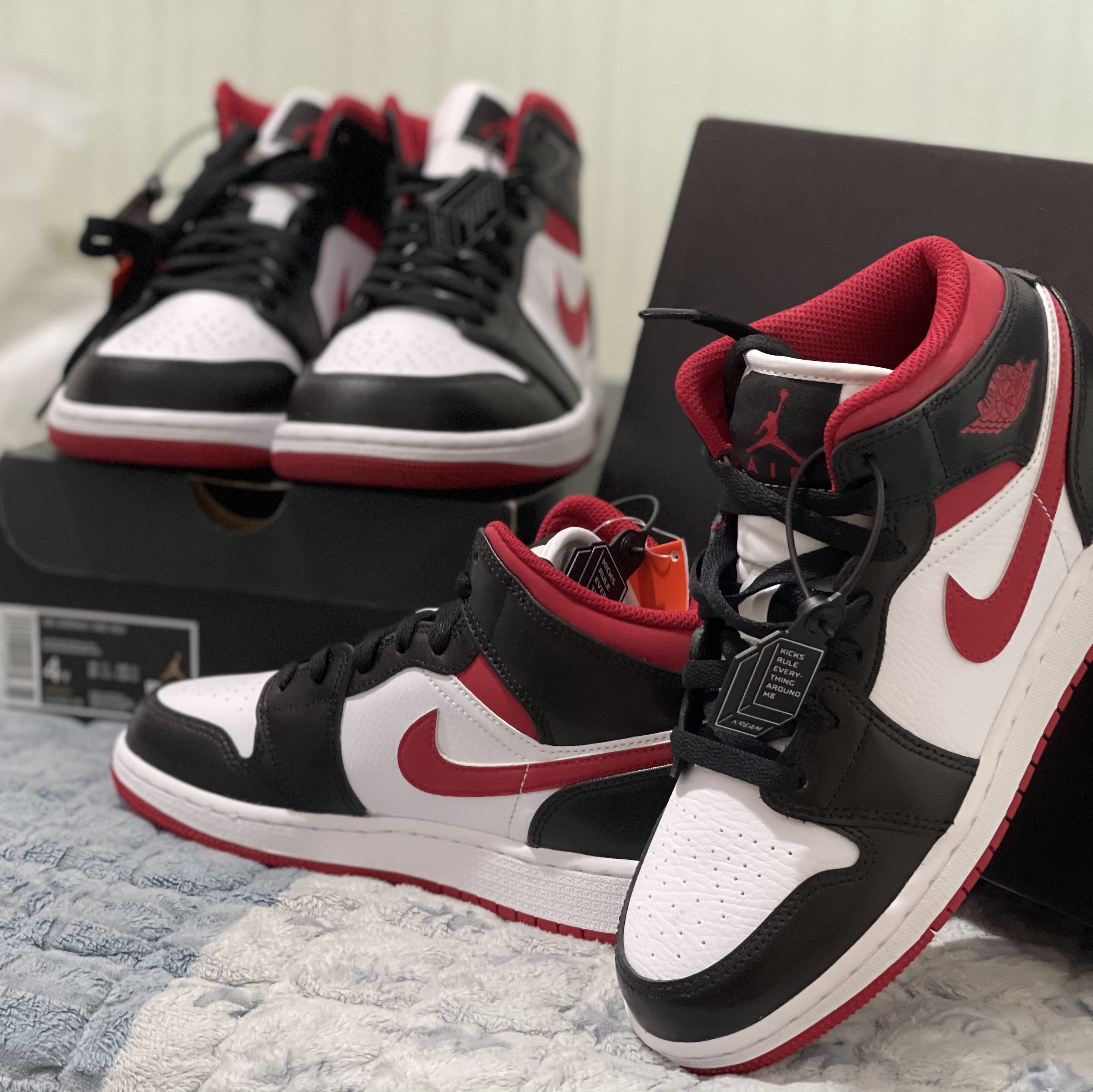 (GS) Jordan 1 Mid Gym Red Black White, Jordan 1 Mid Gym Red Black White 착용 스타일 - 2
