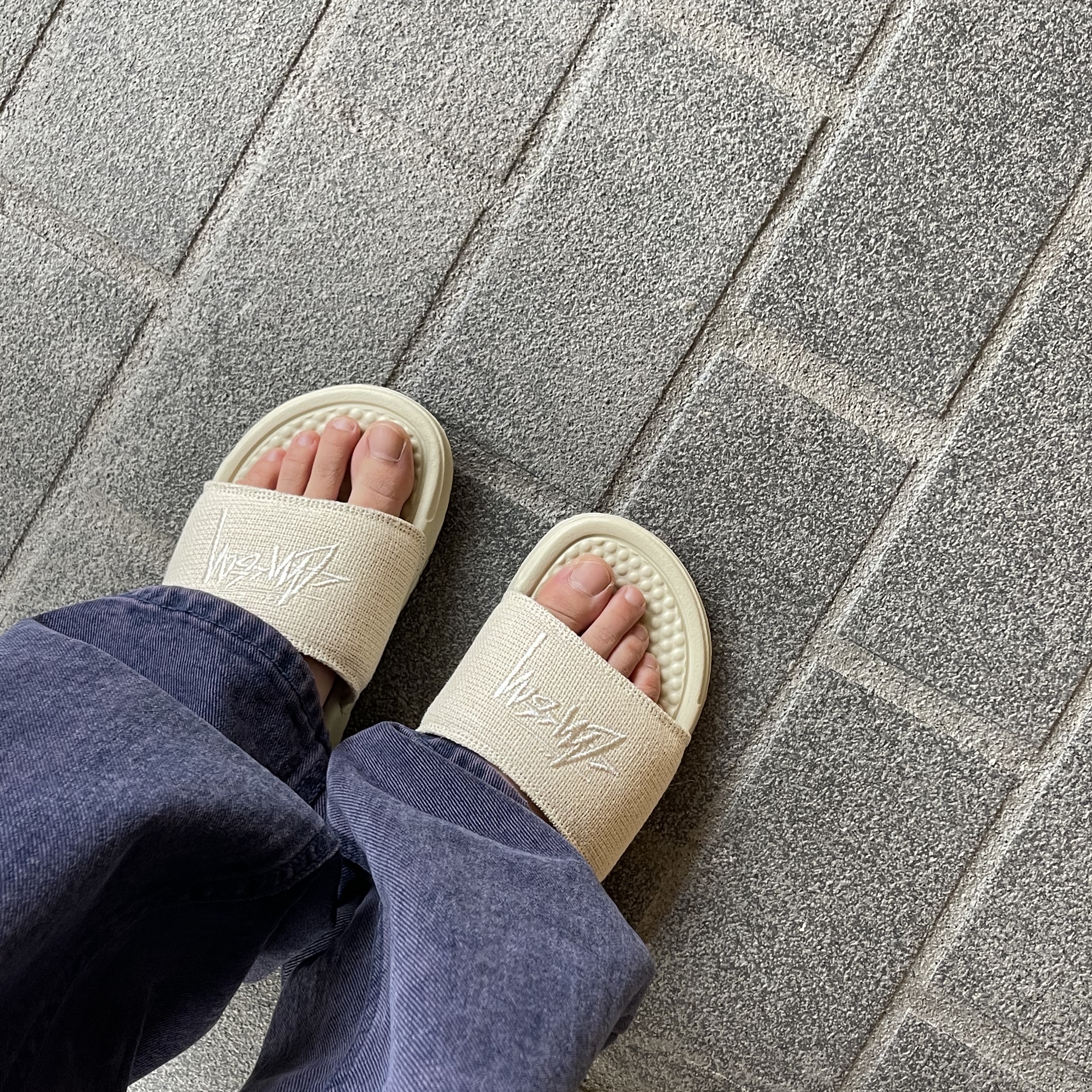 Nike x Stussy Benassi Hemp Slide Fossil Stone 착용 스타일 - 3