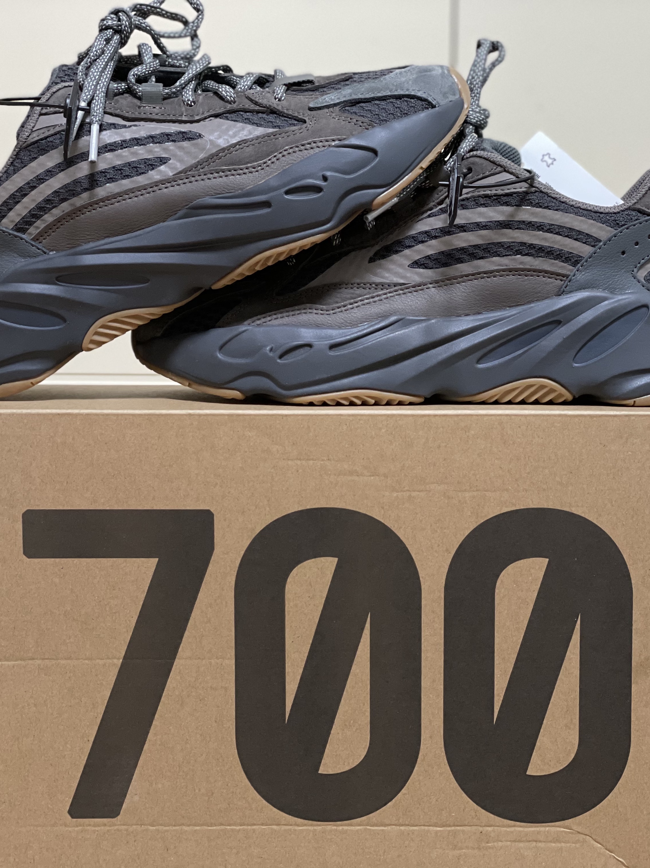 Adidas Yeezy Boost 700 V2 Geode 착용 스타일 - 2