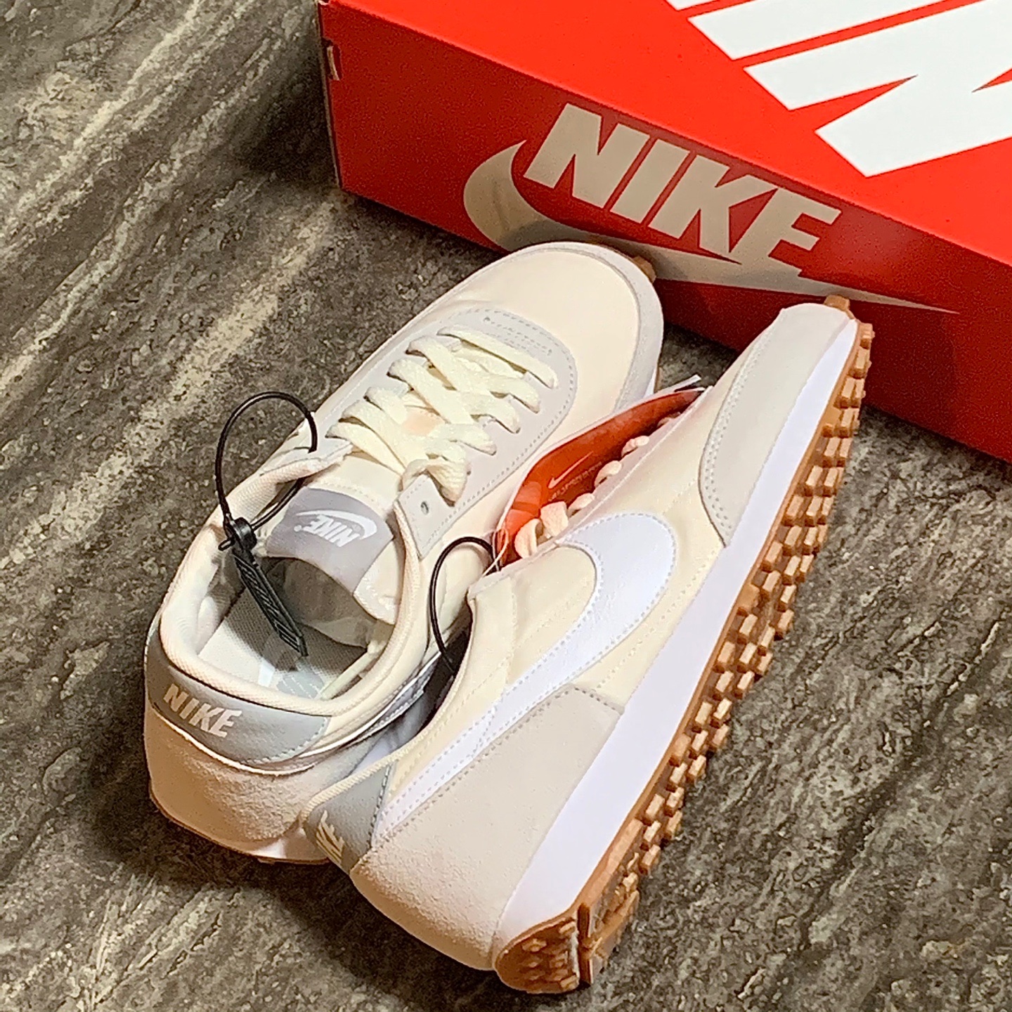 (W) Nike Daybreak Summit White 착용 스타일