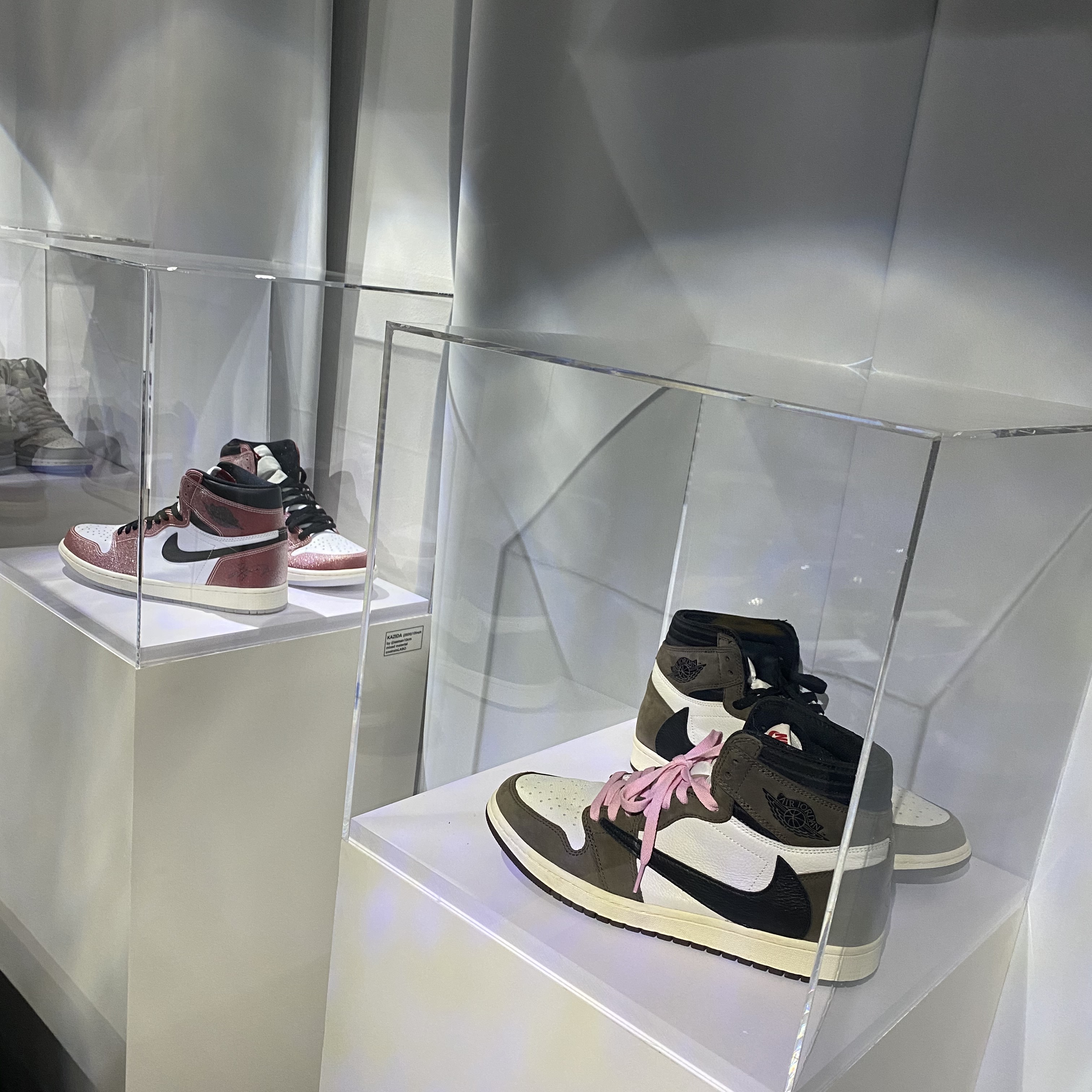 Jordan 1 x Travis Scott Retro High OG SP Mocha 착용 스타일 - 1