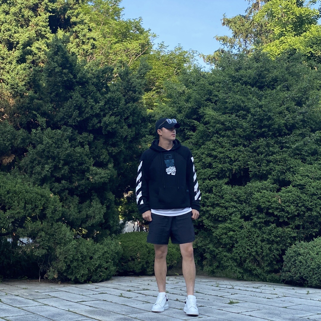 Alexander McQueen Oversized Sneakers White Black 착용 스타일