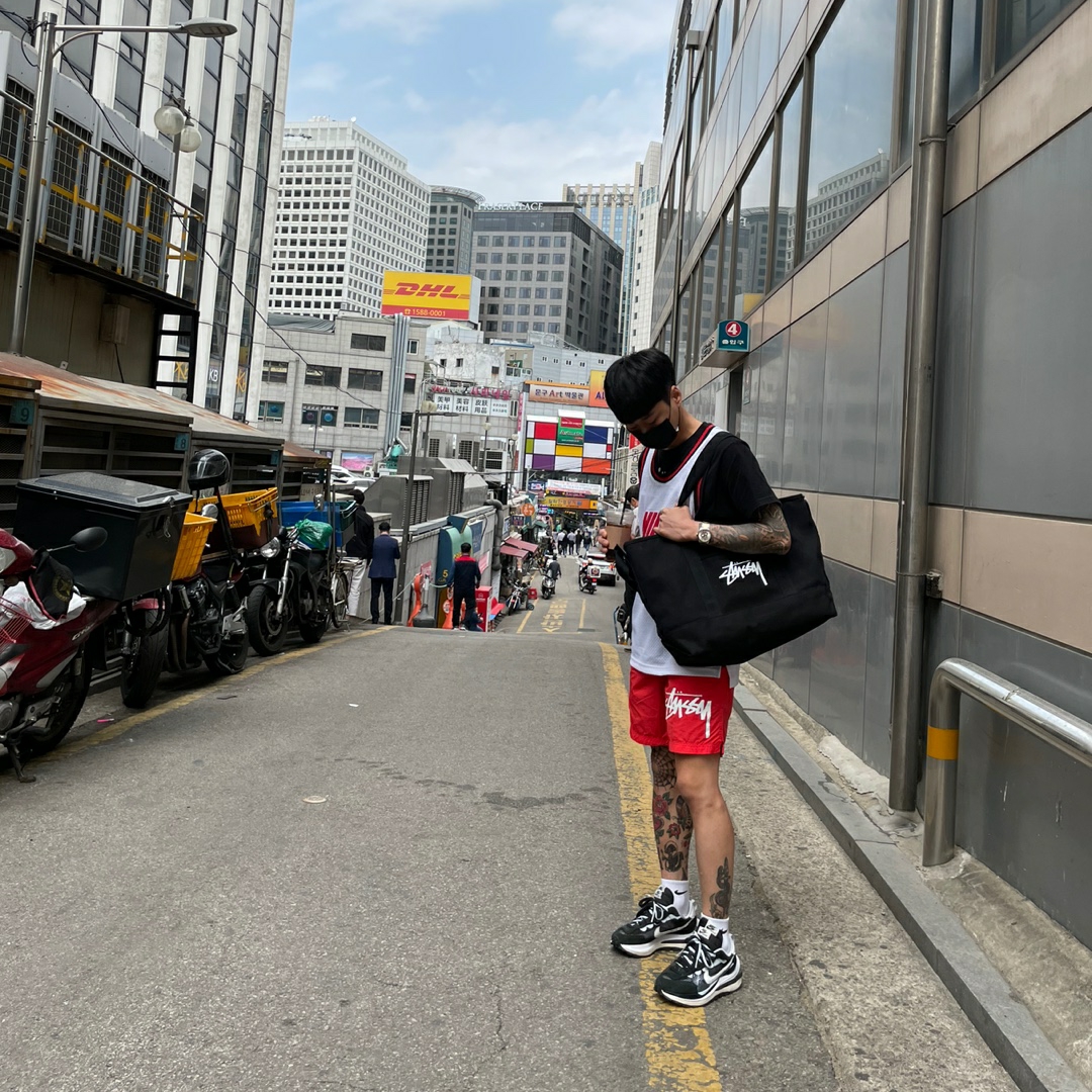 Nike x Stussy Water Shorts Habanero Red, Nike x Sacai VaporWaffle Black White 착용 스타일