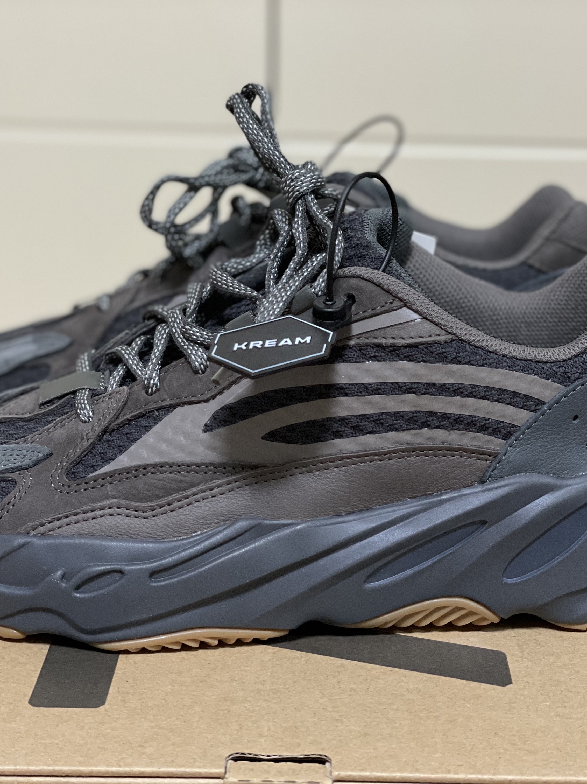 Adidas Yeezy Boost 700 V2 Geode 착용 스타일 - 4