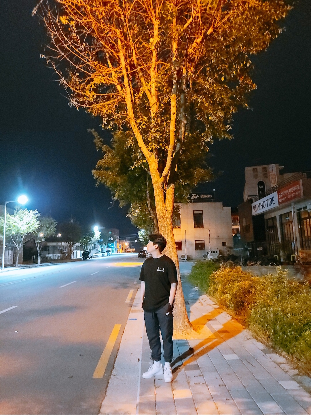 IAB Studio Black Glow T-Shirt 착용 스타일 - 1