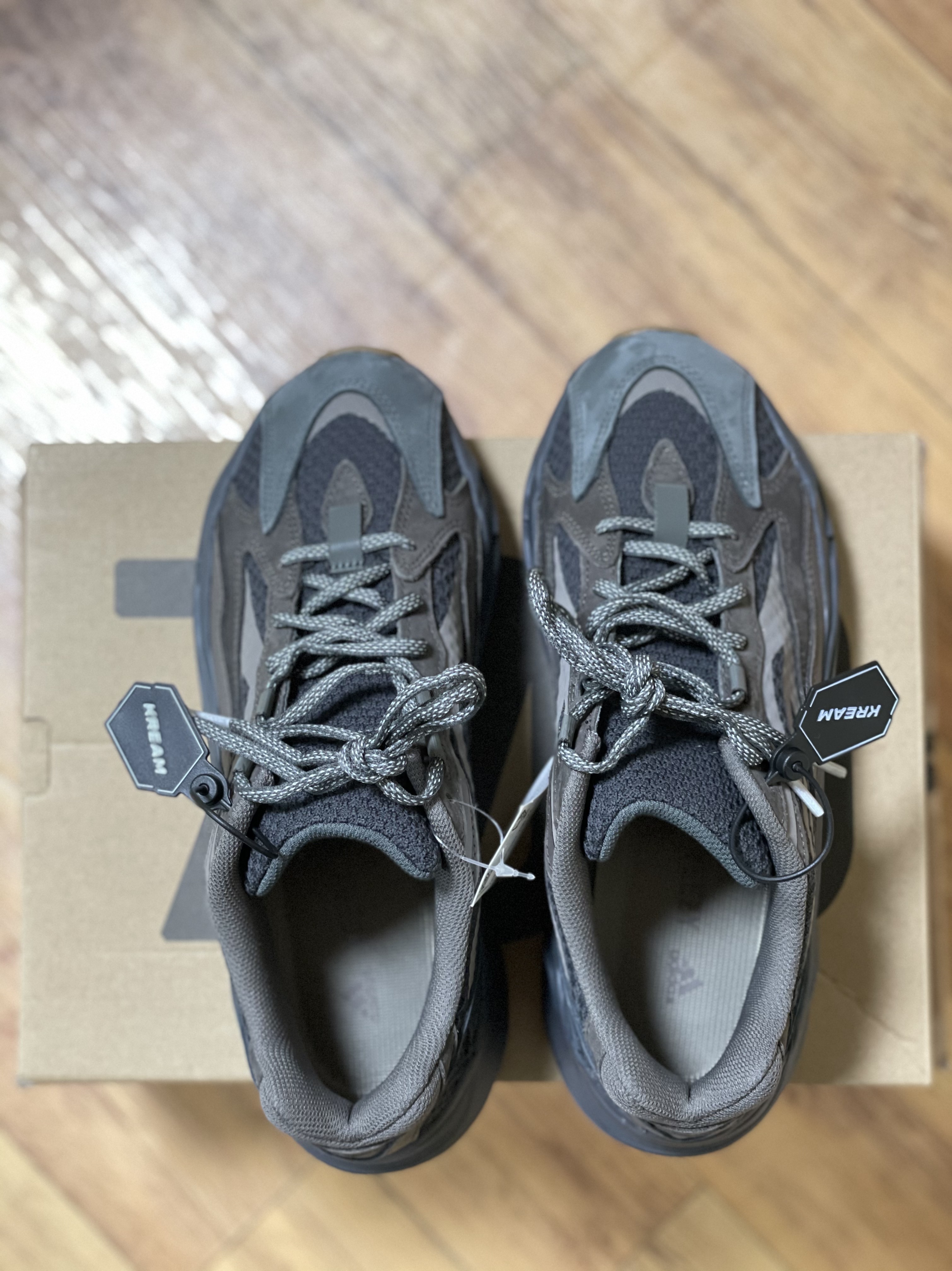 Adidas Yeezy Boost 700 V2 Geode 착용 스타일 - 3