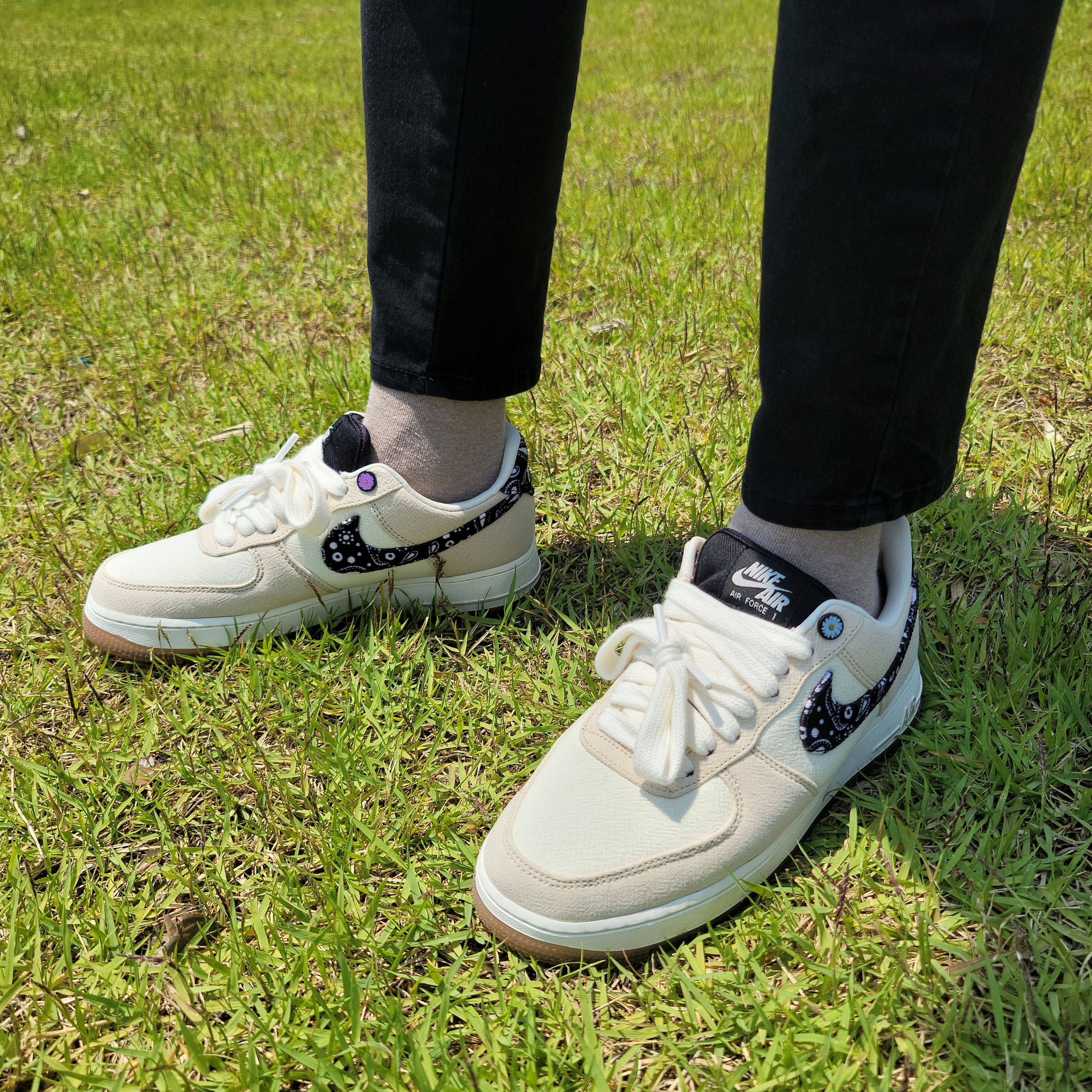 Nike Air Force 1 '07 LV8 Paisley Swoosh, (GS) Jordan 1 Retro High OG Black Mocha 착용 스타일 - 2