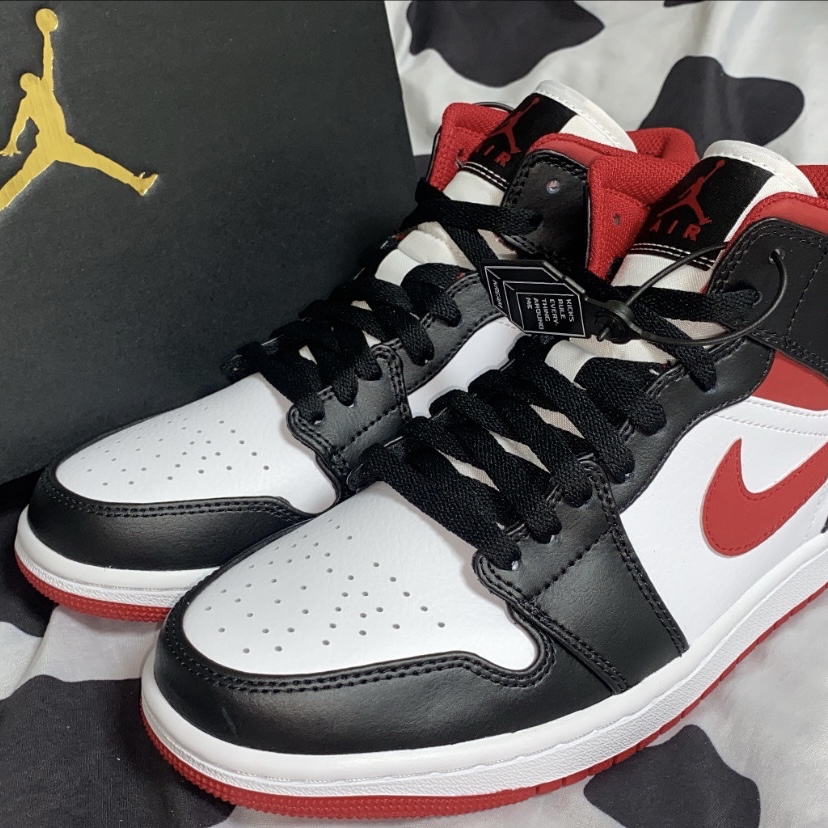 Jordan 1 Mid Gym Red Black White 착용 스타일 - 3