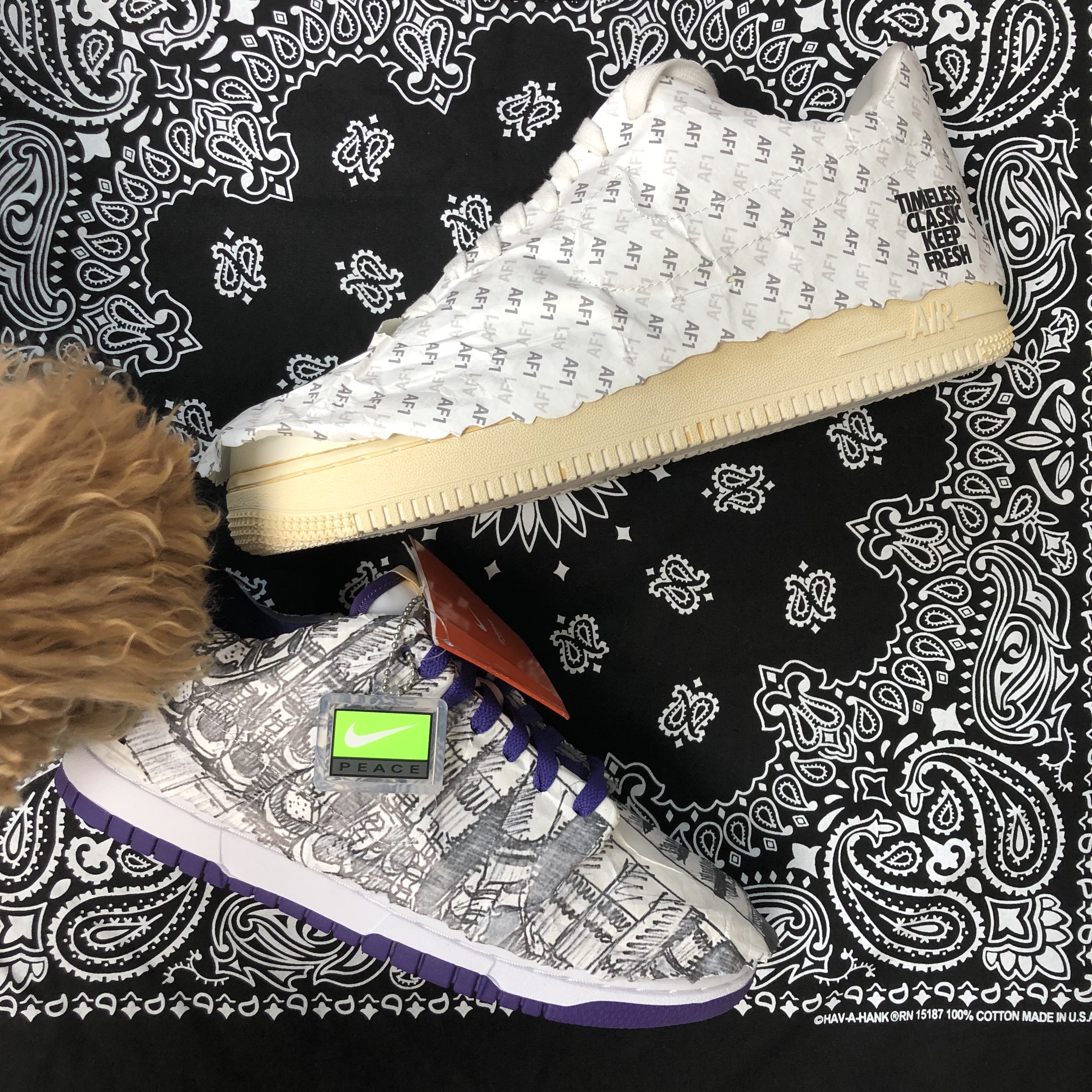 (W) Nike Dunk Low SE Flip, Nike Air Force 1 '07 LV8 Timeless Classic 착용 스타일