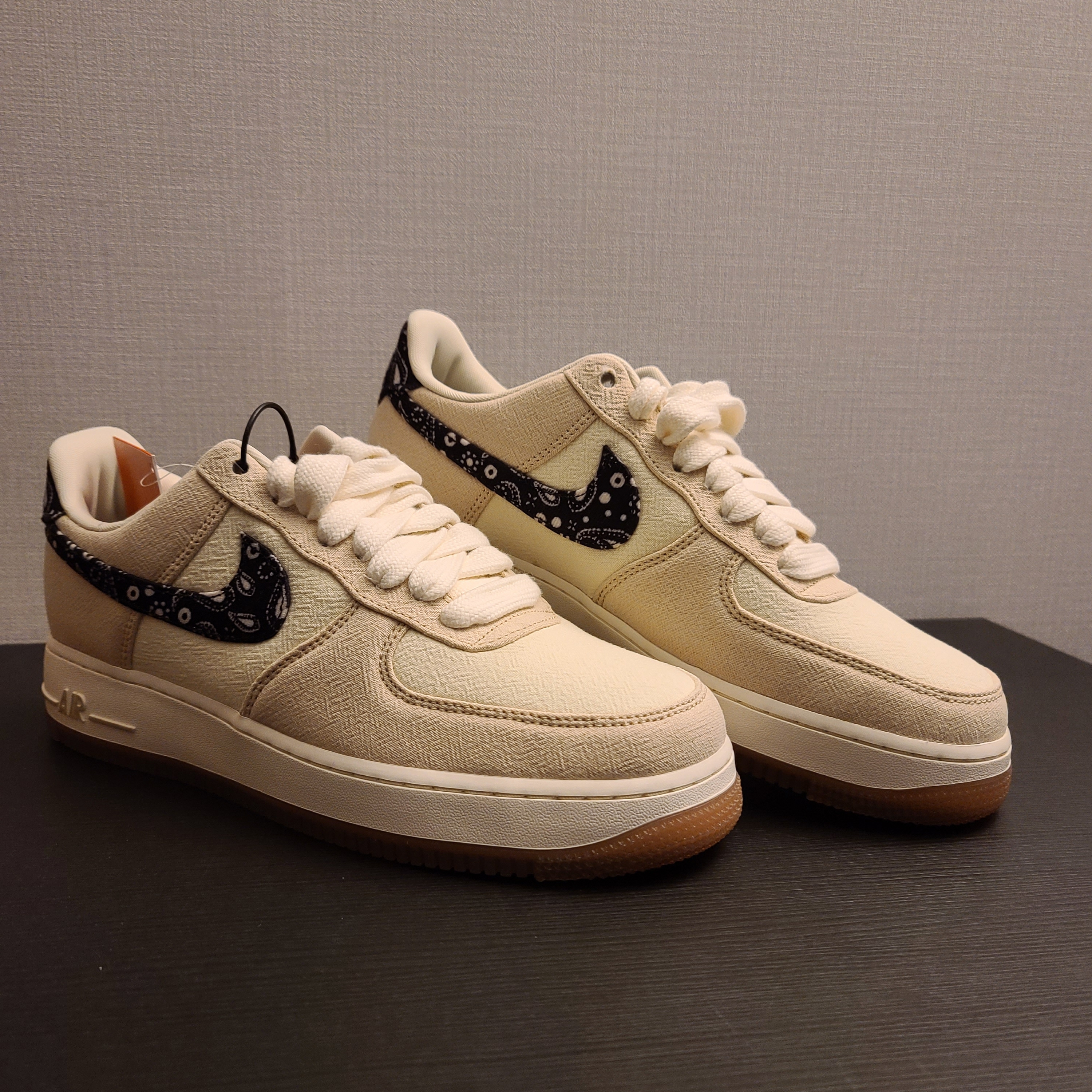 Nike Air Force 1 '07 LV8 Paisley Swoosh 착용 스타일