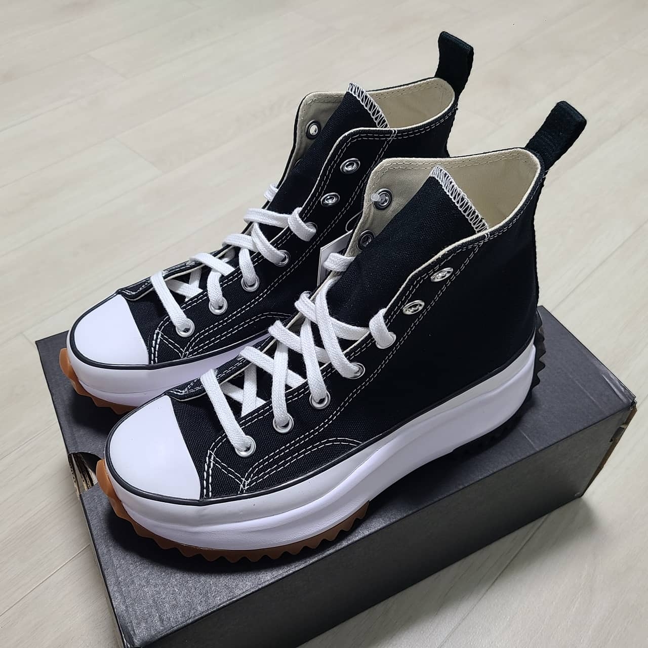 Converse Run Star Hike Hi Black White Gum 착용 스타일 - 2