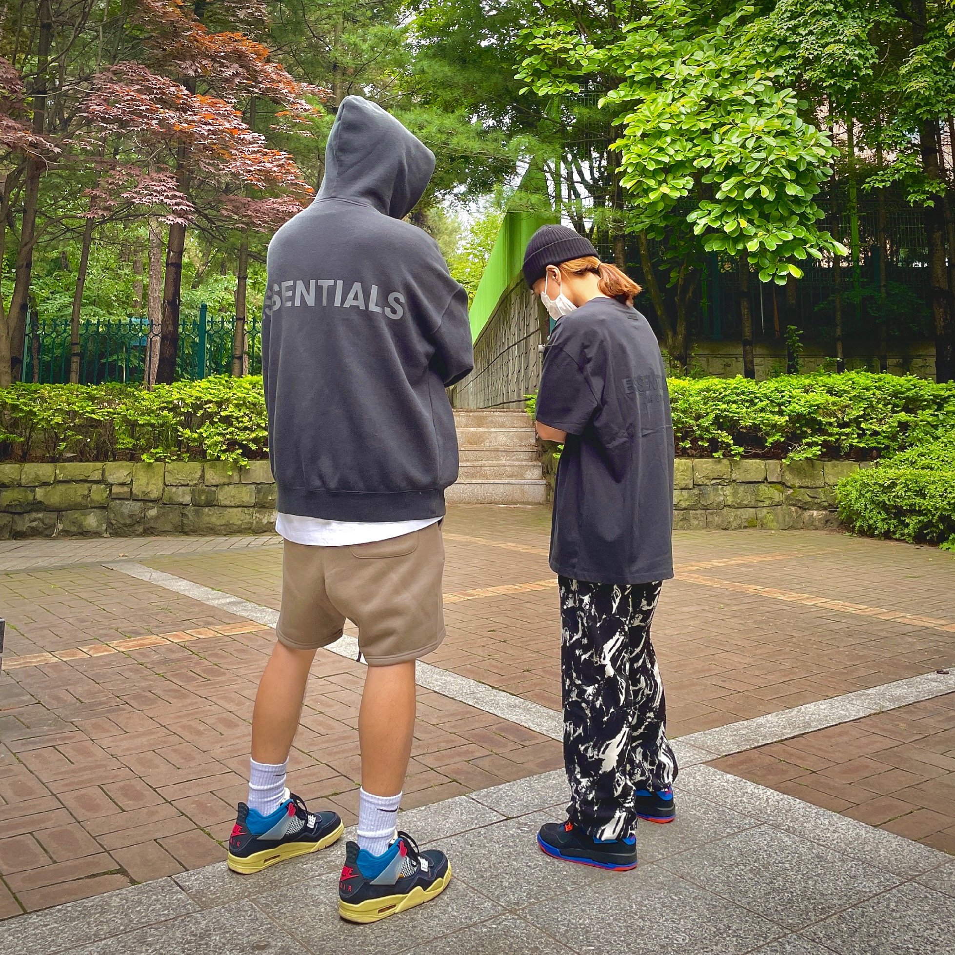 Essentials Sweatshorts Taupe - 21SS, Essentials T-Shirt Black - 21SS 착용 스타일