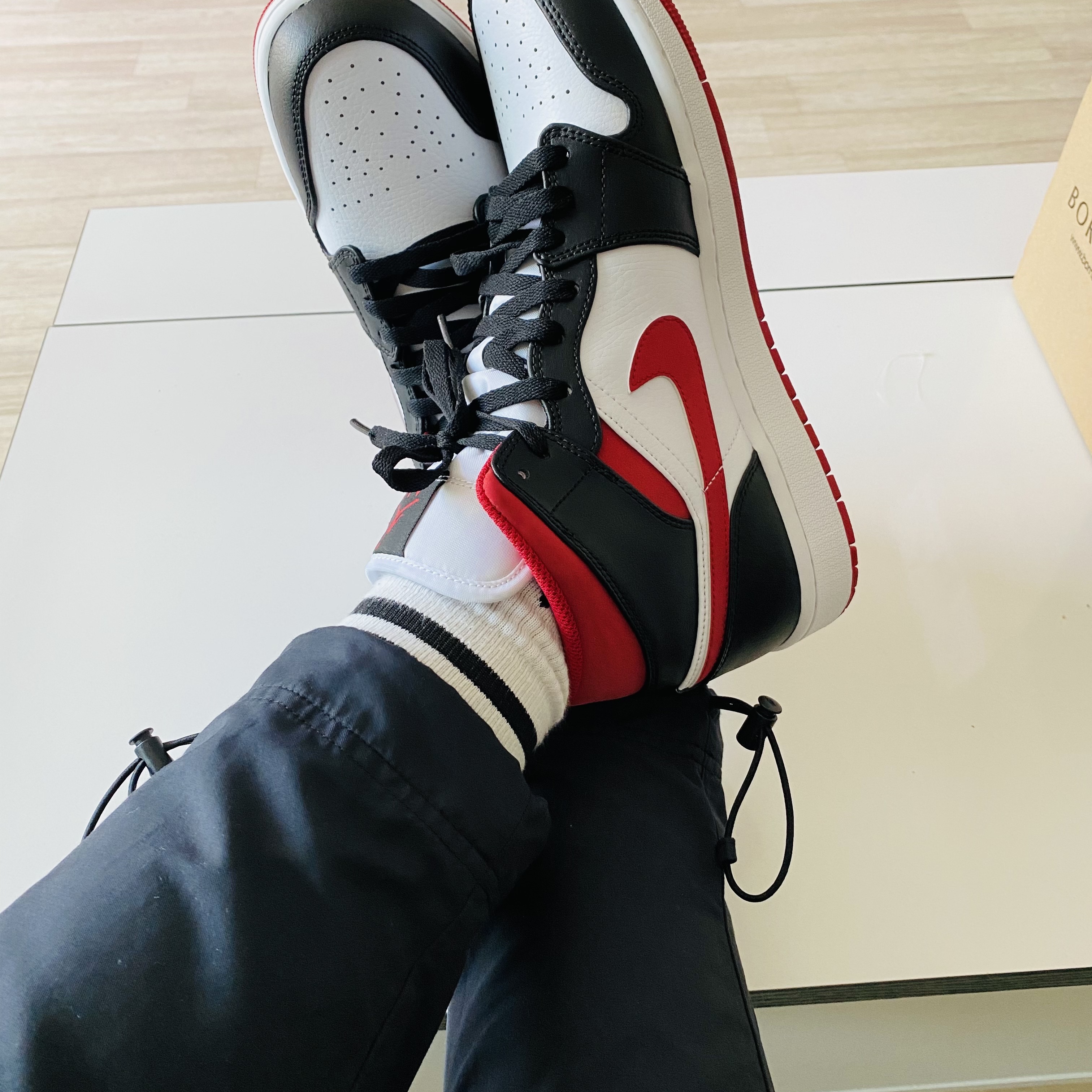 Jordan 1 Mid Gym Red Black White 착용 스타일 - 2