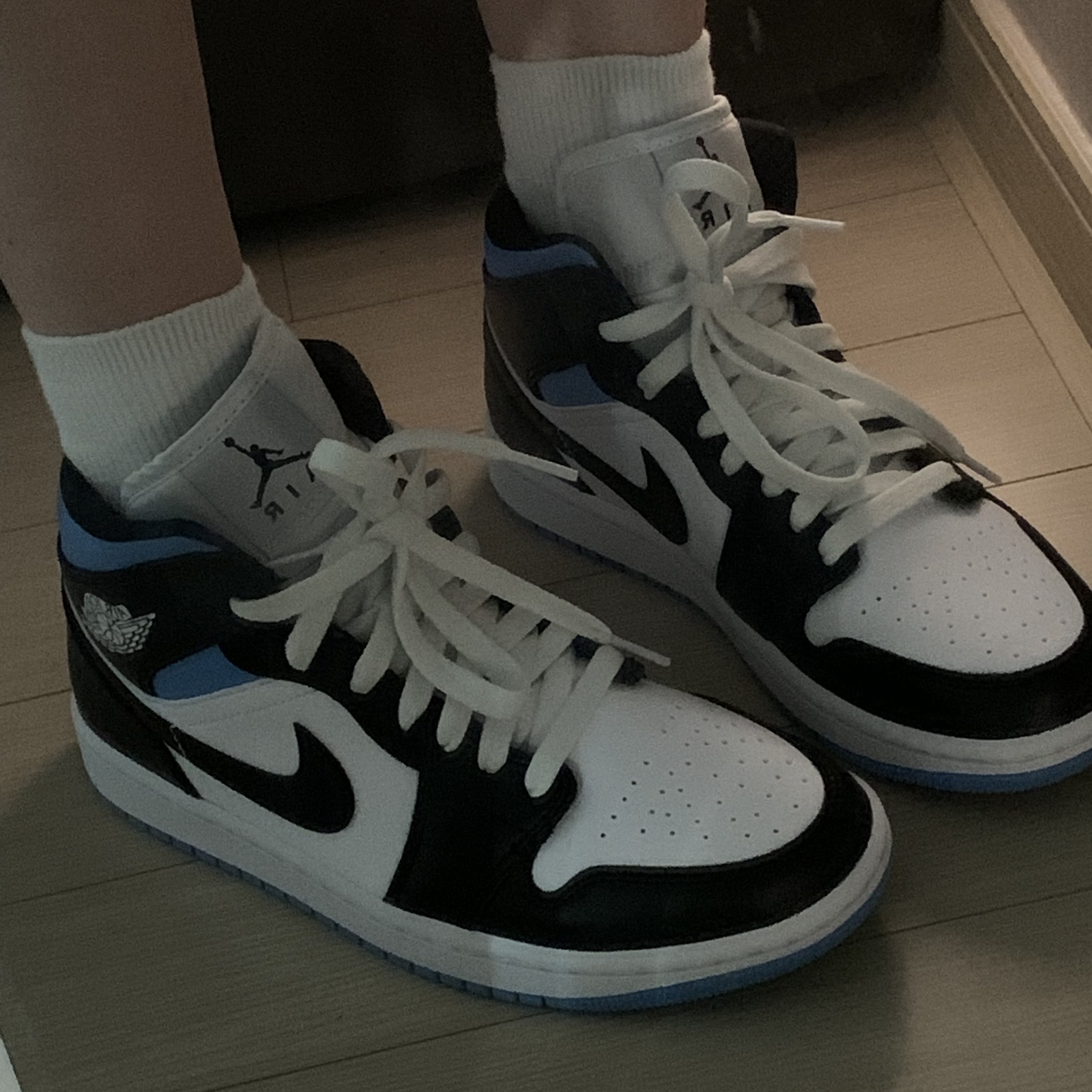 (W) Jordan 1 Mid White Black University Blue 착용 스타일 - 1
