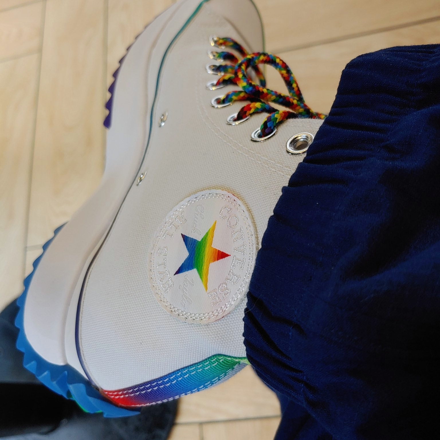 Converse Run Star Hike Hi Pride 착용 스타일 - 3