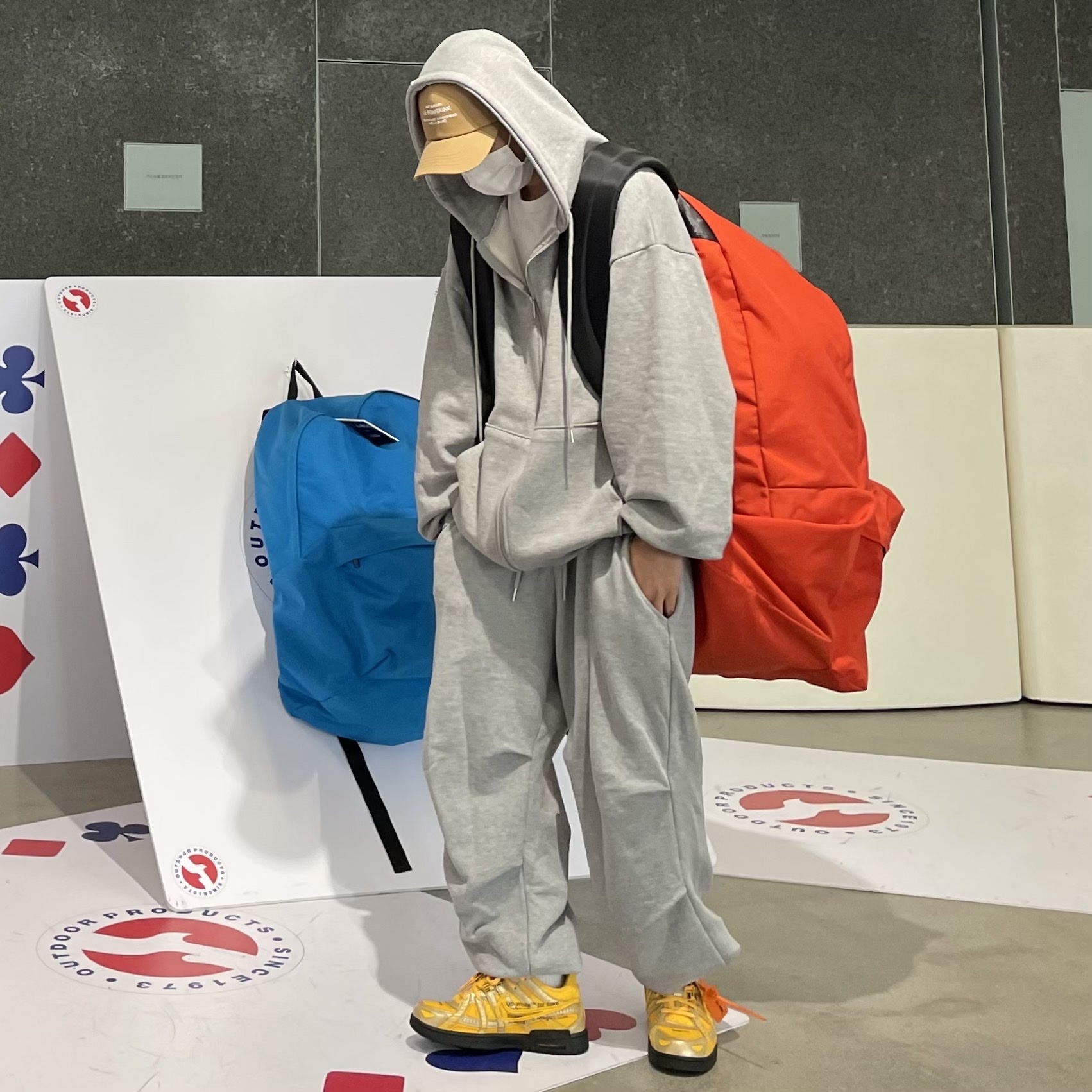 Nike x Off-White Air Rubber Dunk University Gold 착용 스타일 - 2