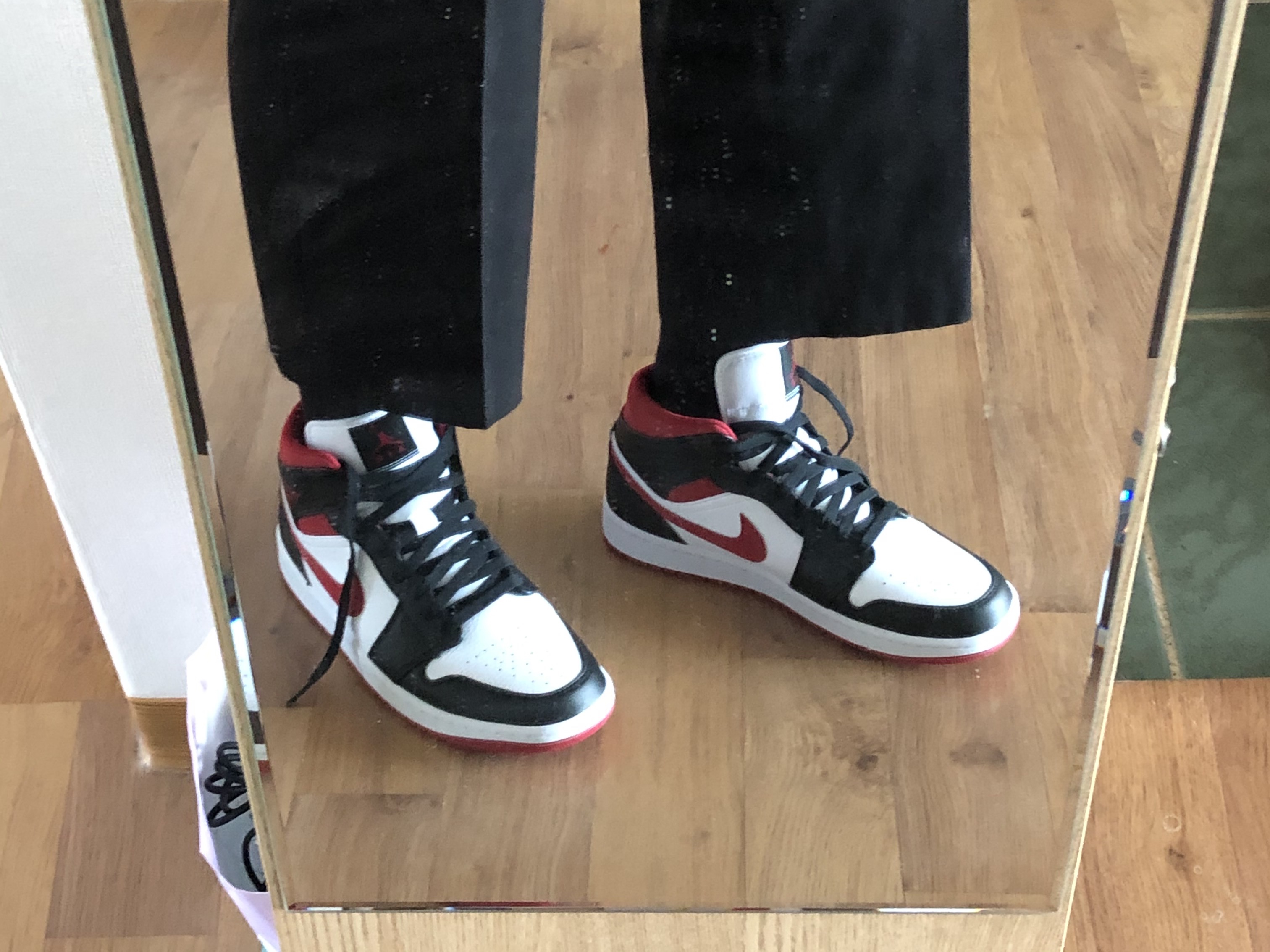 Jordan 1 Mid Gym Red Black White 착용 스타일 - 3