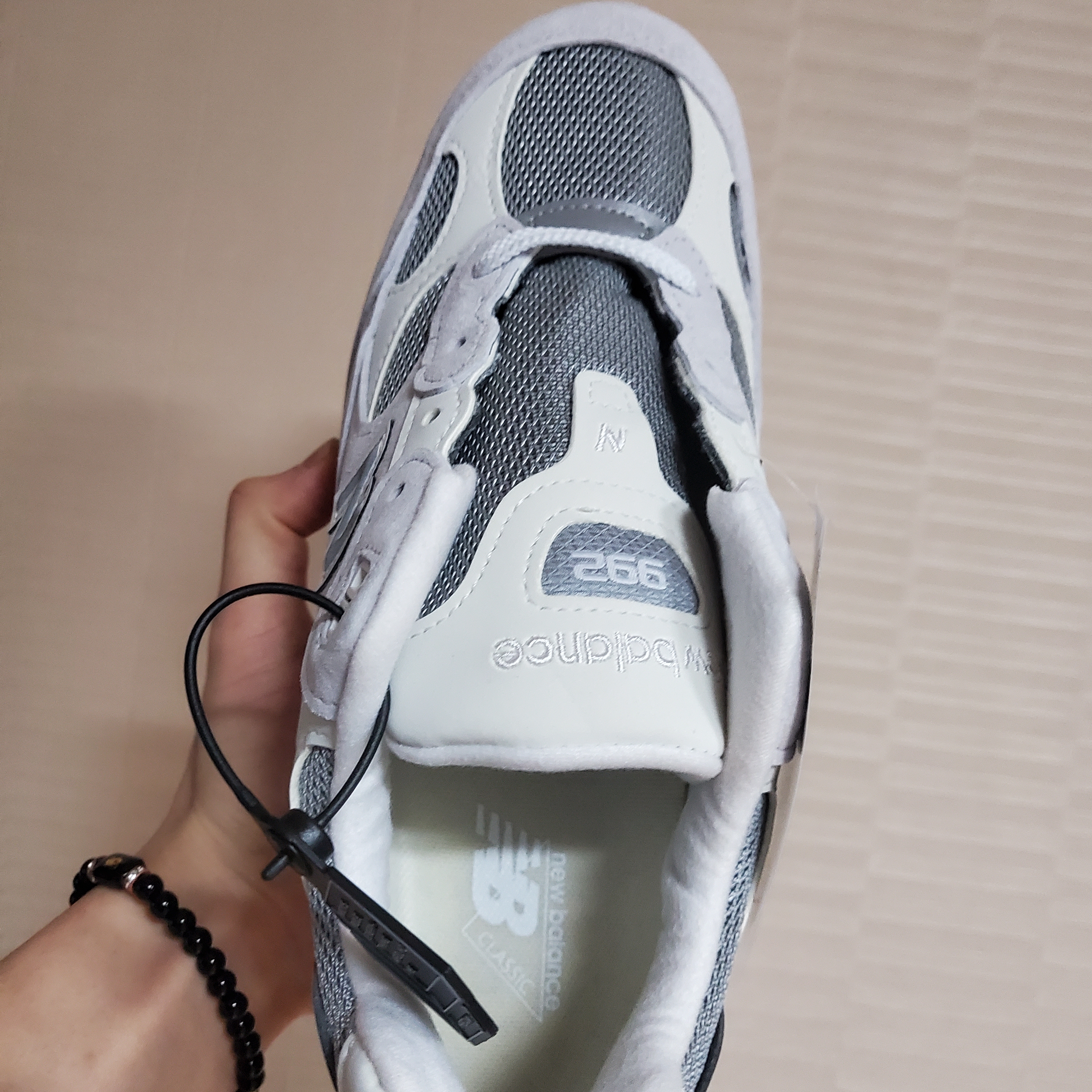 New Balance 992 Made in USA White Silver 착용 스타일 - 2